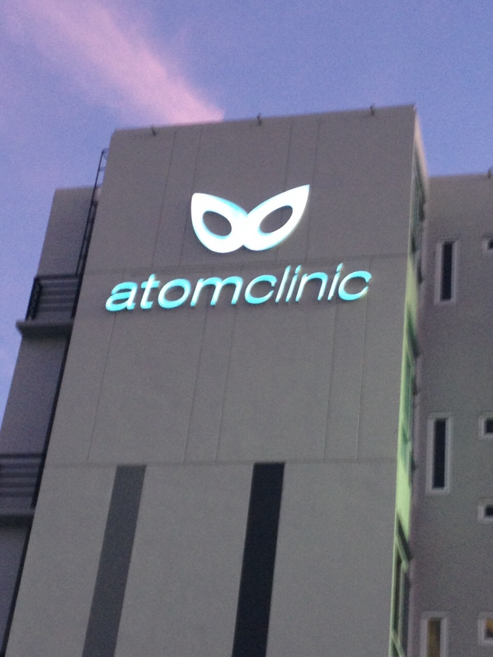 ป้ายตัวอักษรไฟออกหน้า ติดบนตึกสูง งานAtomclinic
