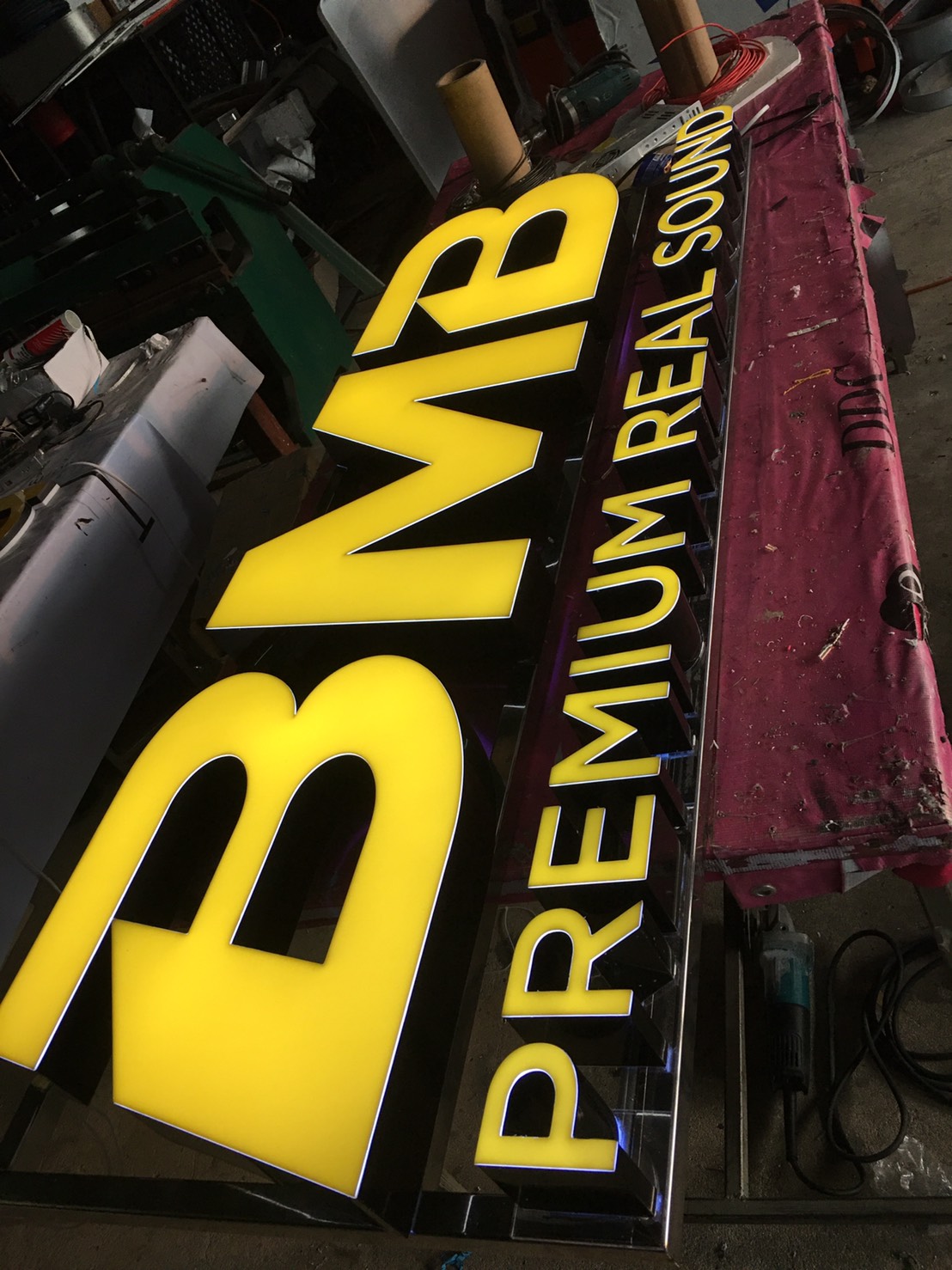 ป้ายไฟแอลอีดี ไฟออกหน้าขอบอลูมิเนียม งานBMB PREMIUM REAL SOUND
