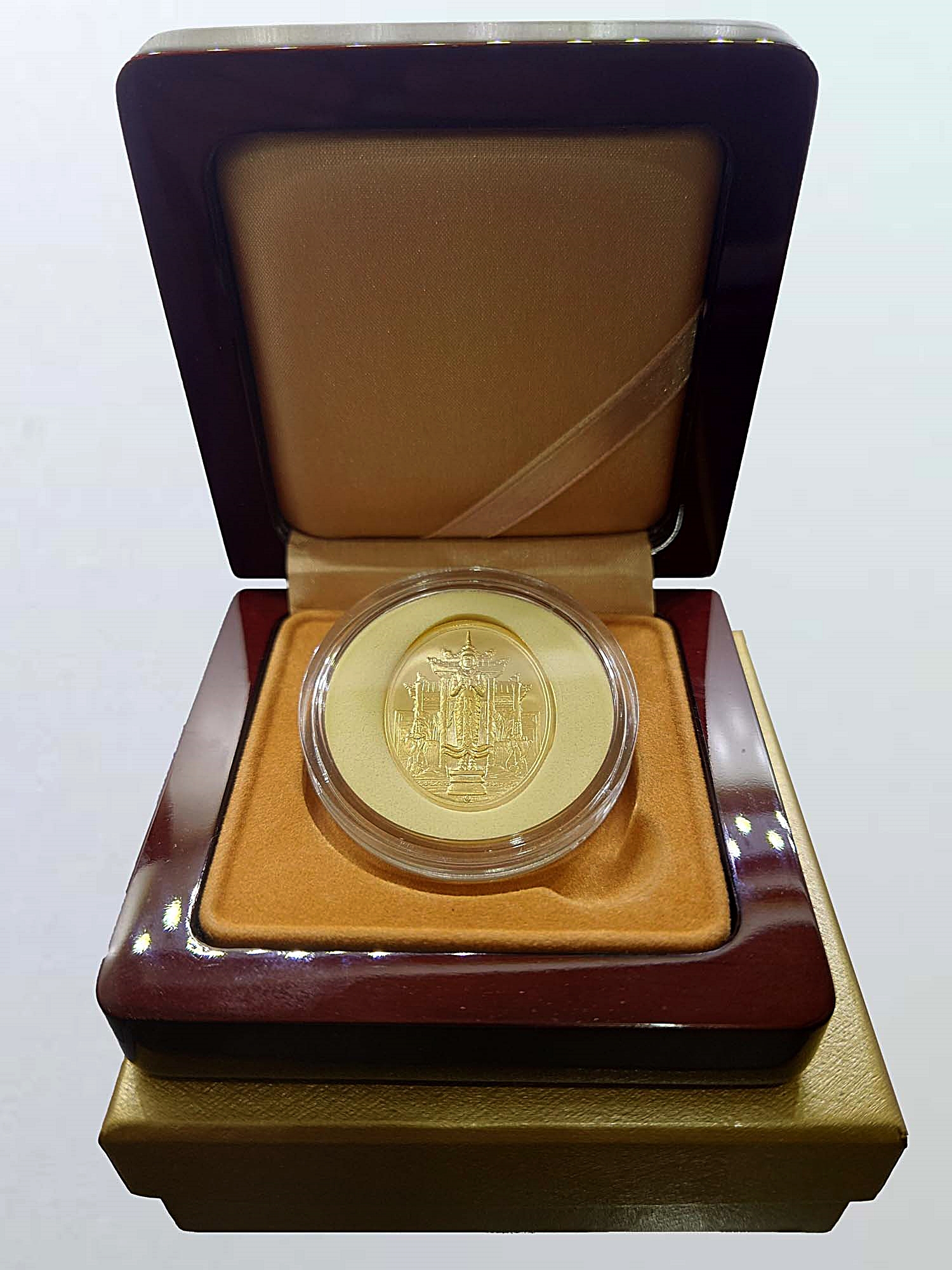 เหรียญพระคลัง เพชรยอดมงกุฎ เนื้อทองคำ หลังยันต์เกราะเพชร พ.ศ.2556