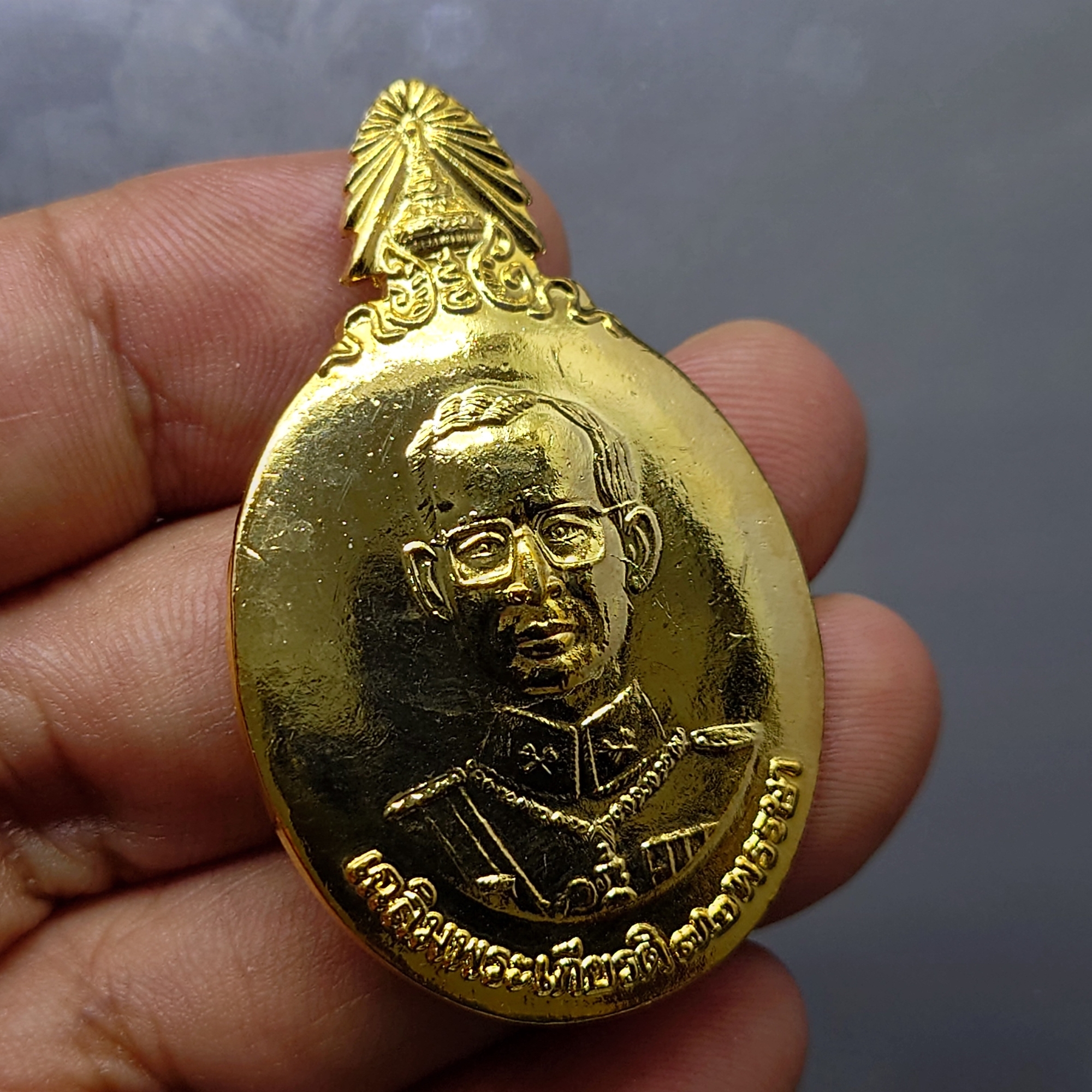 เข็มกลัด เข็มที่ระลึก 5 ธันวามหาราช กาหลั่ยทอง ครั้งที่ 23 ในหลวง ร9 พ.ศ.2542