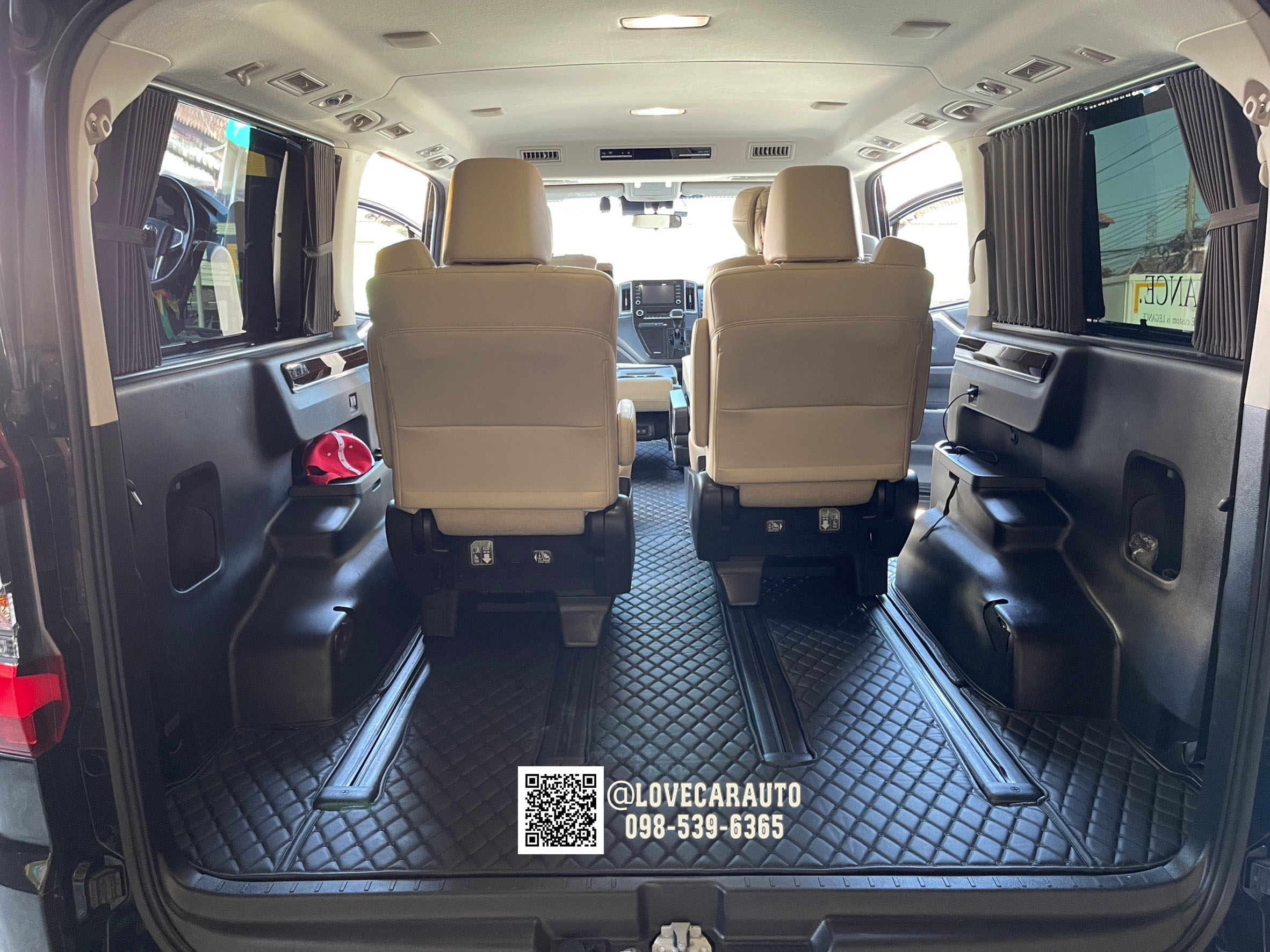 พรมปูพื้นรถยนต์ 7D Toyota majesty สีดำด้ายดำ คู่หน้า ไวนิลสีดำ