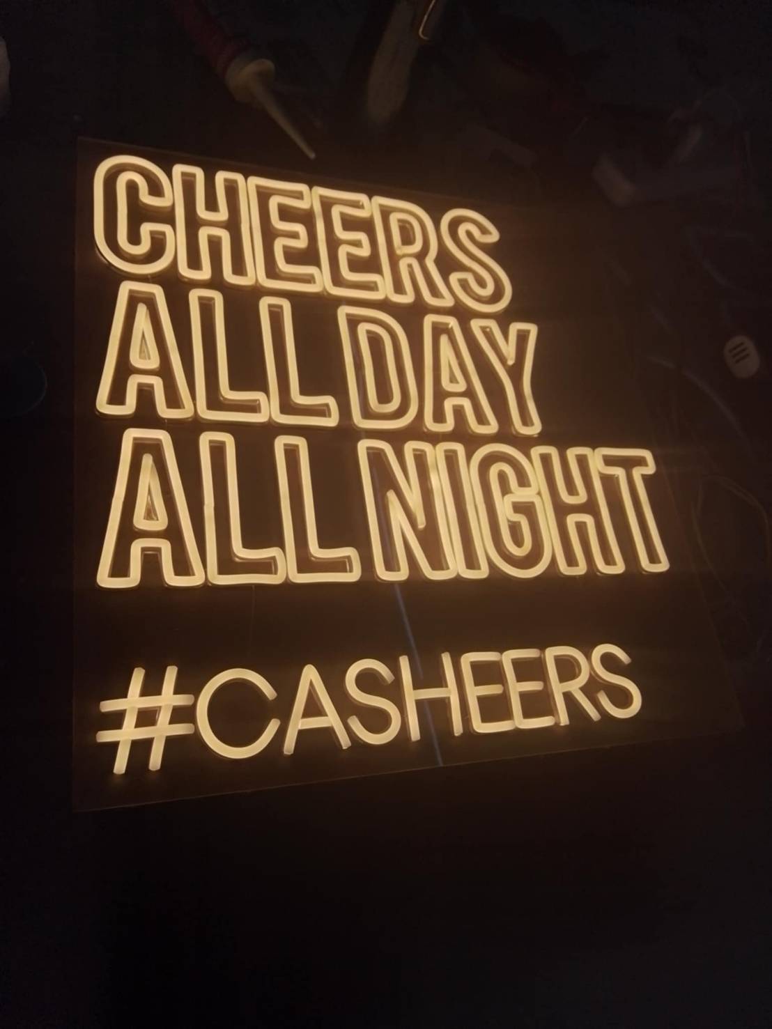ป้ายไฟนีออนเฟล็กซ์ “CHEERS ALL DAY ALL NIGHT” เสริมพลังบวกให้สถานที่ ด้วยข้อความสร้างจังหวะและบรรยากาศ