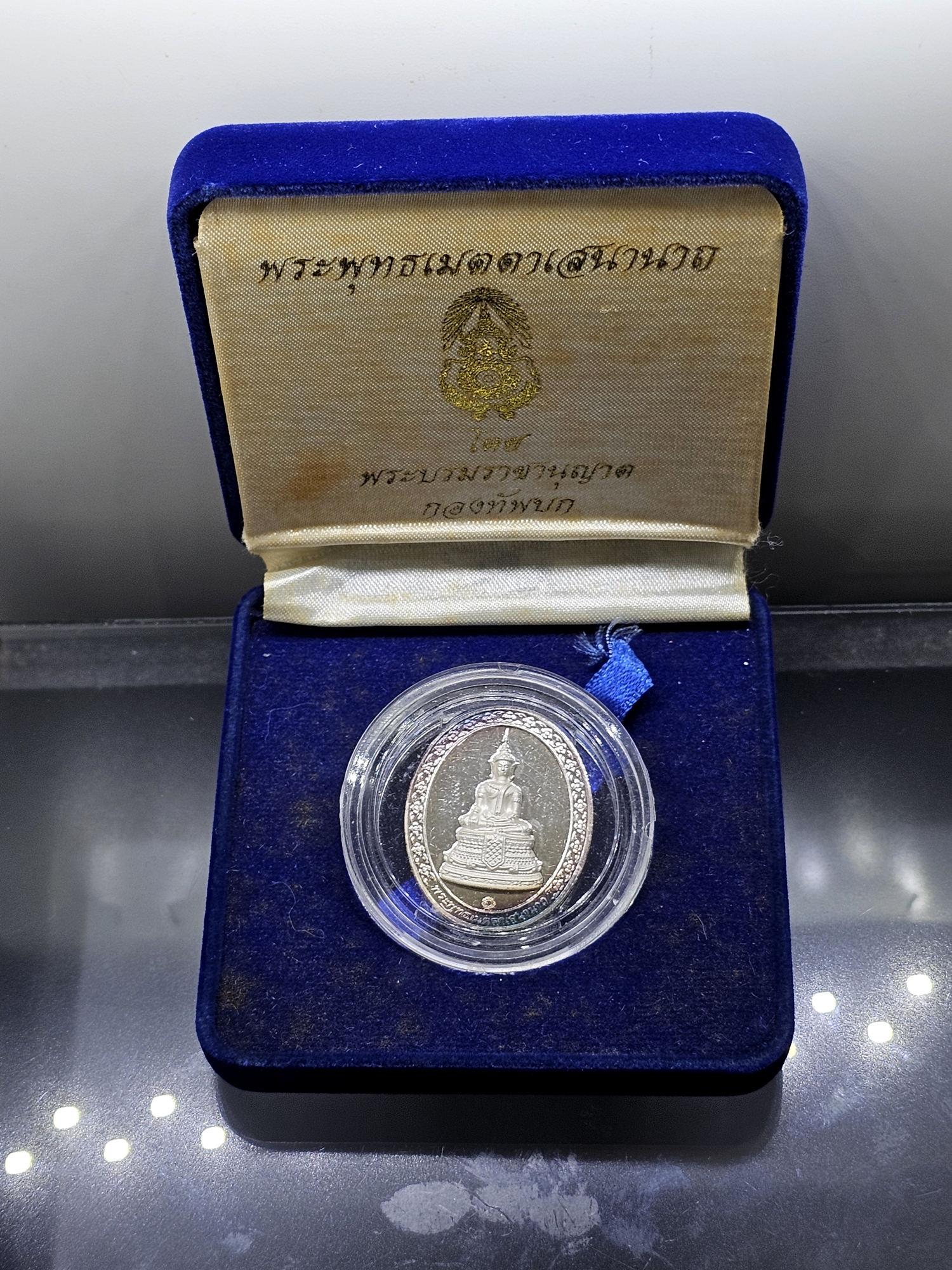 พระพุทธเมตตาเสนานาถ หลังพระปรมาภิไธย ภ.ป.ร. เนื้อเงิน กองทัพบก จัดสร้างเนื่องในวโรกาส 84 พรรษา ร9 ปี2556 พร้อมกล่องเดิม
