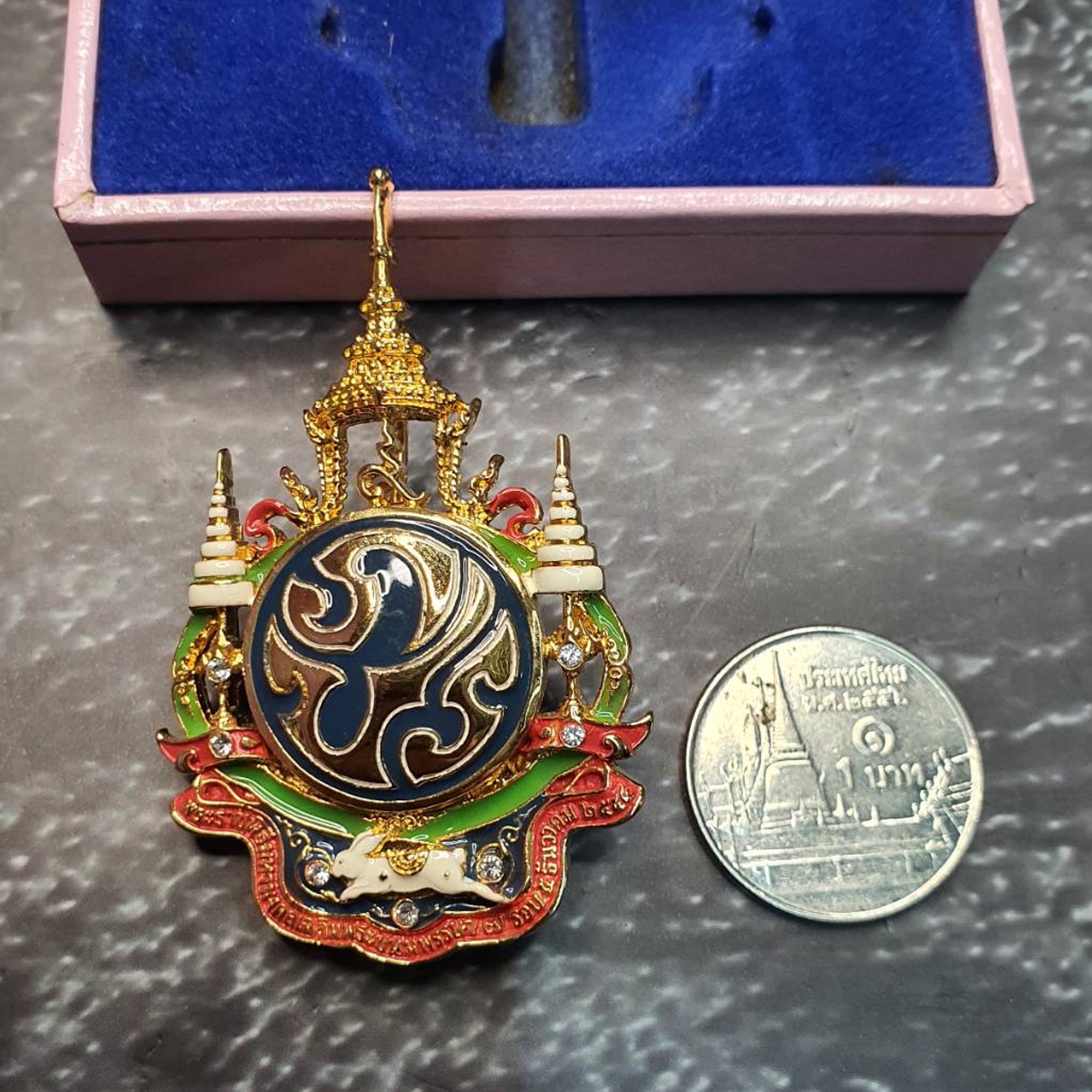 เข็มกลัด เข็มที่ระลึก ตราสัญลักษณ์รัชกาลที่9 ครบ 7 รอบ 2554 จัดทำโดย สำนักงานปลัดสำนักนายกรัฐมนตรี