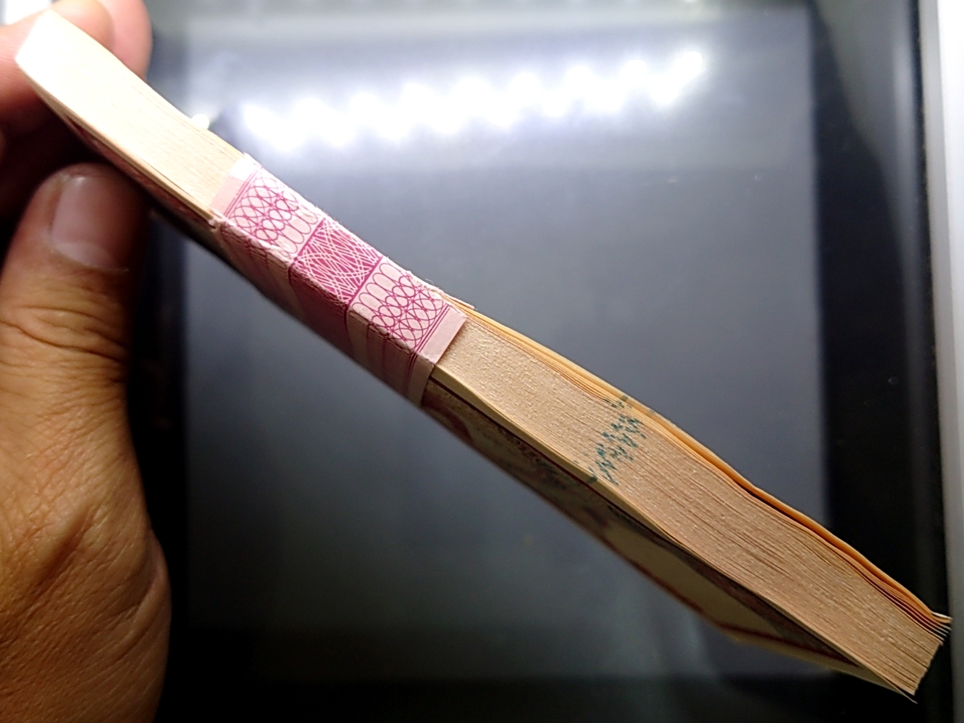 ธนบัตรยกแหนบ 100 ใบ เรียงเลข ธนบัตร 100 บาท แบบ 12 (ช้างแดง) เลข 7 หลัก พ.ศ.2521