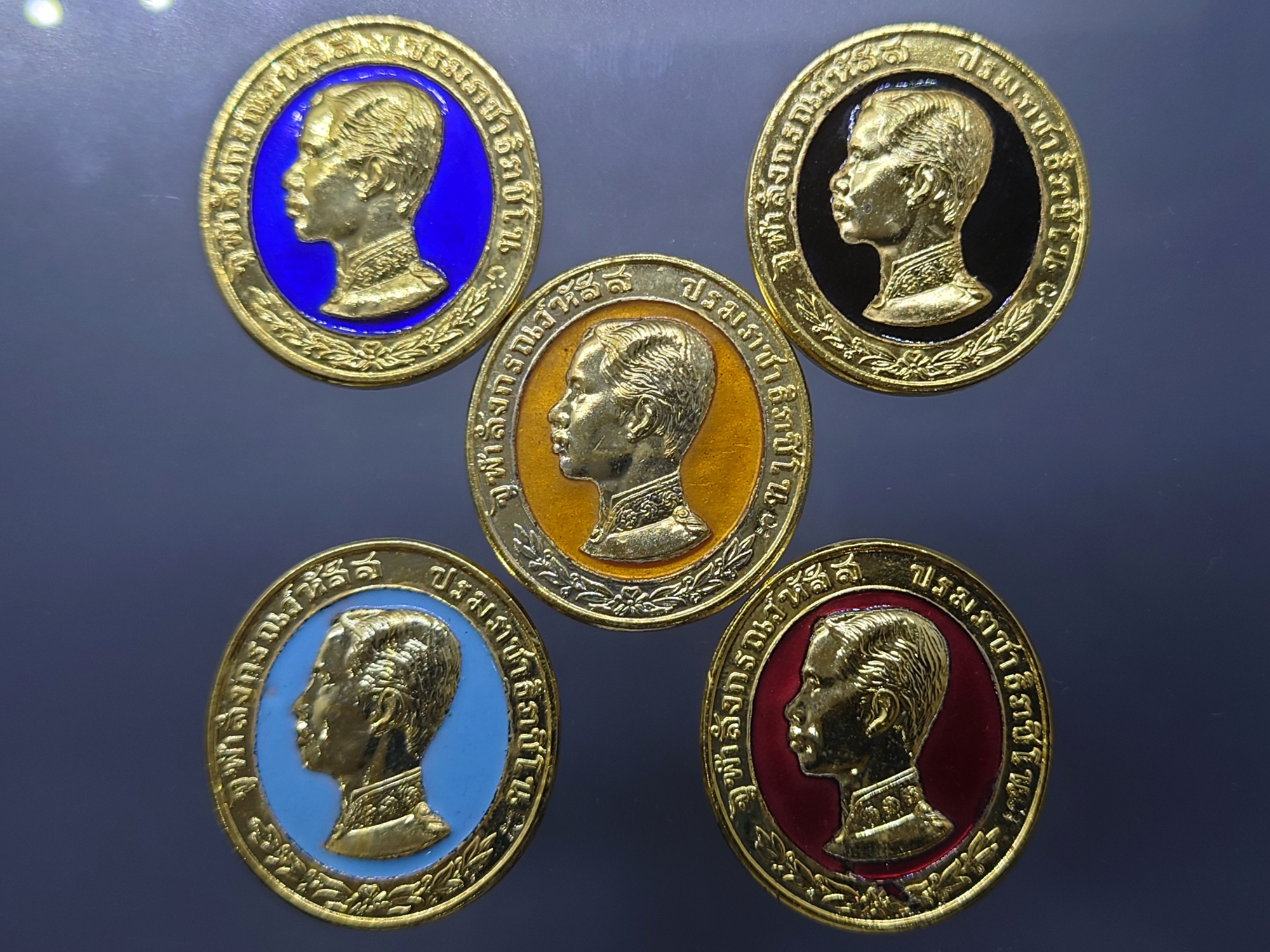 เหรียญรัชกาลที่5 ทรงยินดี เนื้อโลหะกาหลั่ยทองลงยา ที่ระลึกสร้างโรงพยาบาลพานทอง ปี2535 พร้อมกล่องเดิม