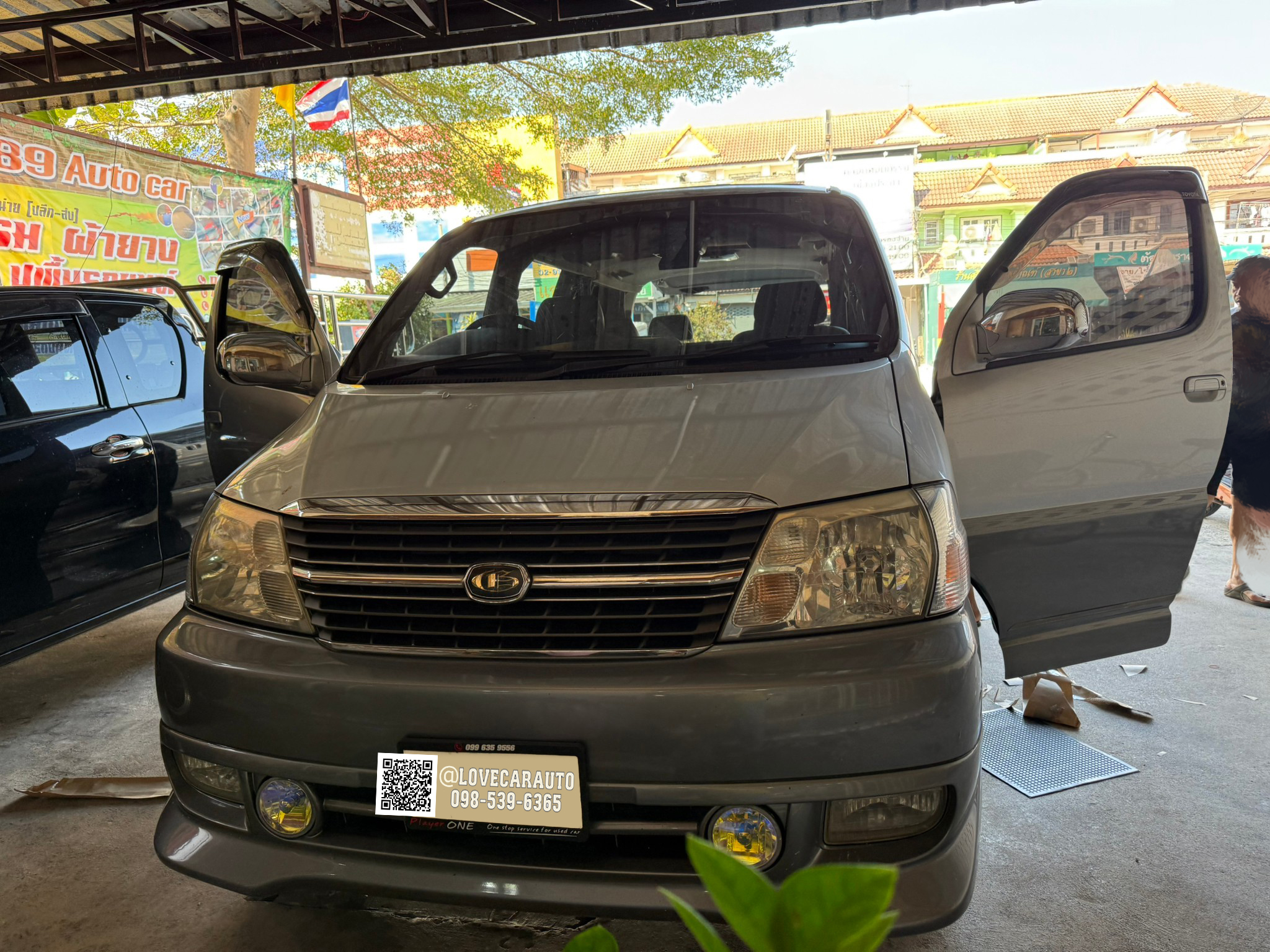 พรมปูพื้นรถตู้ 6D TOYOTA GRANVIA v6