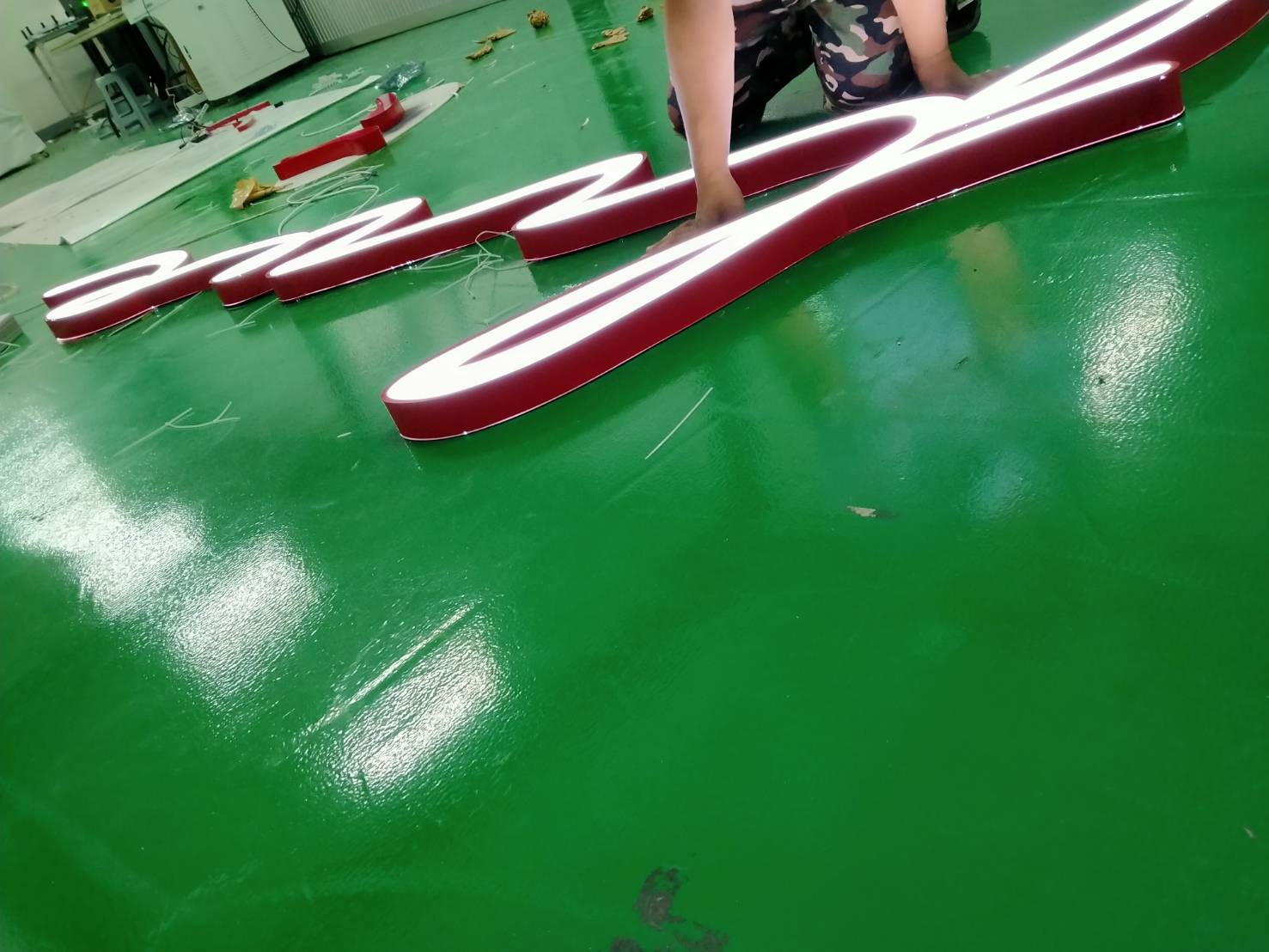 ป้ายไฟแอลอีดีขอบอลูมิเนียมไฟออกหน้า งานตัวหนังสือฟ้อนท์ลายเซ็นป้ายไฟ