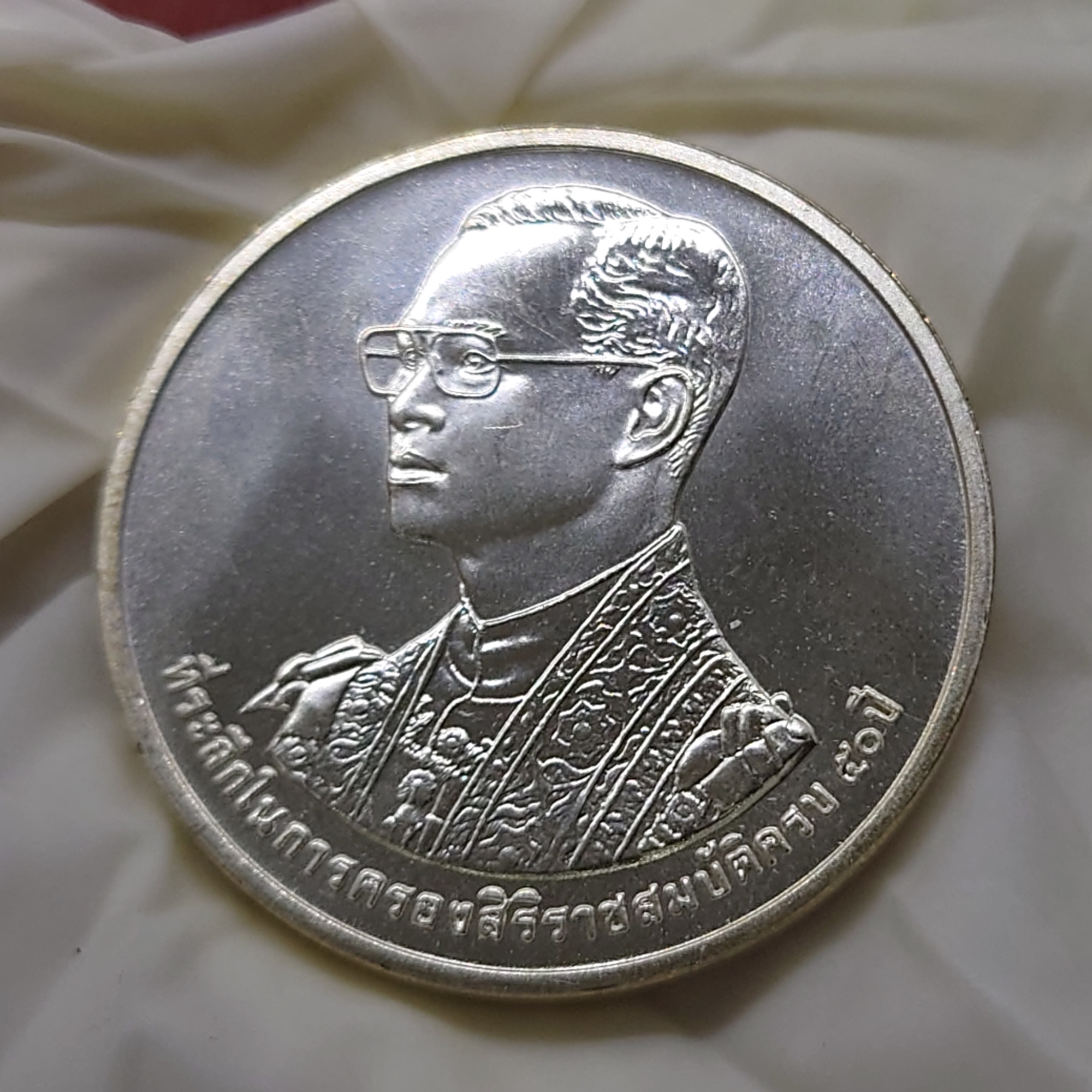 เหรียญพระรูปรัชกาลที่9 ที่ระลึกเขาชีจรรย์ เนื้อเงิน ขนาด 3 เซน วัดญานสังวราราม ปี2538 พร้อมกล่องเดิม
