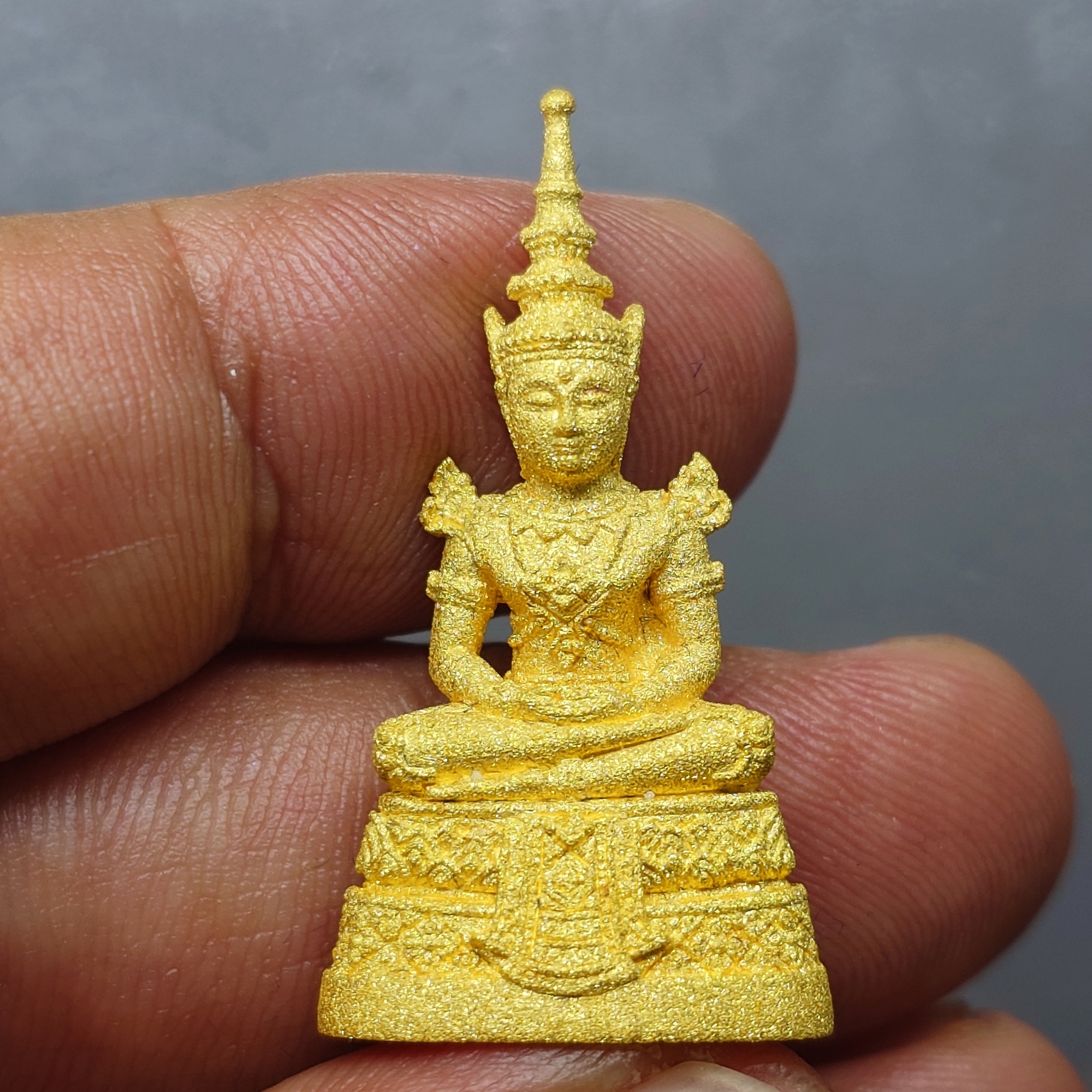 พระพุทธมหามณีรัตนปฏิมากร (พระแก้วมรกต) เนื้อทองคำ 99.99 % กรมสรรพสามิต ครบรอบ 64 ปี พ.ศ.2539 พร้อมกล่องเดิม และการ์ด