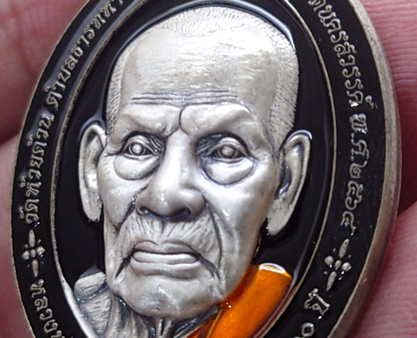 เหรียญรุ่น รวย 9 แชะ(9 แชะ รุ่น 2) เนื้อเงินซาติน ลงยาพื้นดำ ลงยาจีวร หลวงพ่อพัฒน์ วัดห้วยด้วน โคท 44