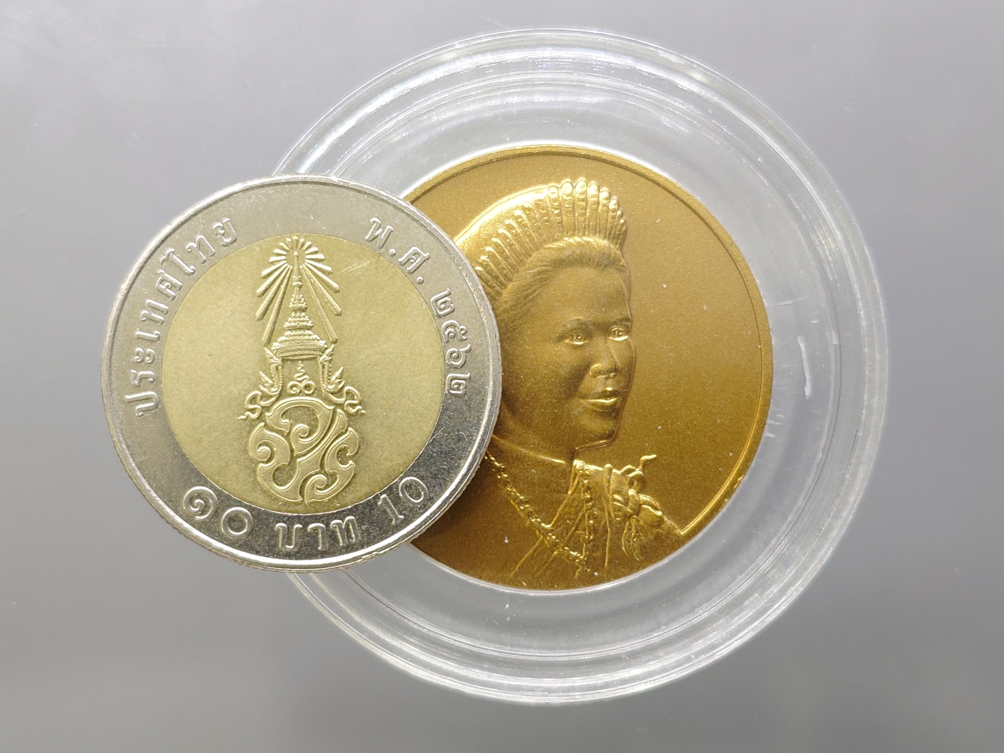 เหรียญที่ระลึกเฉลิมพระชนมพรรษา 6 รอบ สมเด็จพระนางเจ้าสิริกิติ์ พระบรมราชินีนาถ พ.ศ.2547 เนื้อทองแดงรมดำ พร้อมตลับเดิม