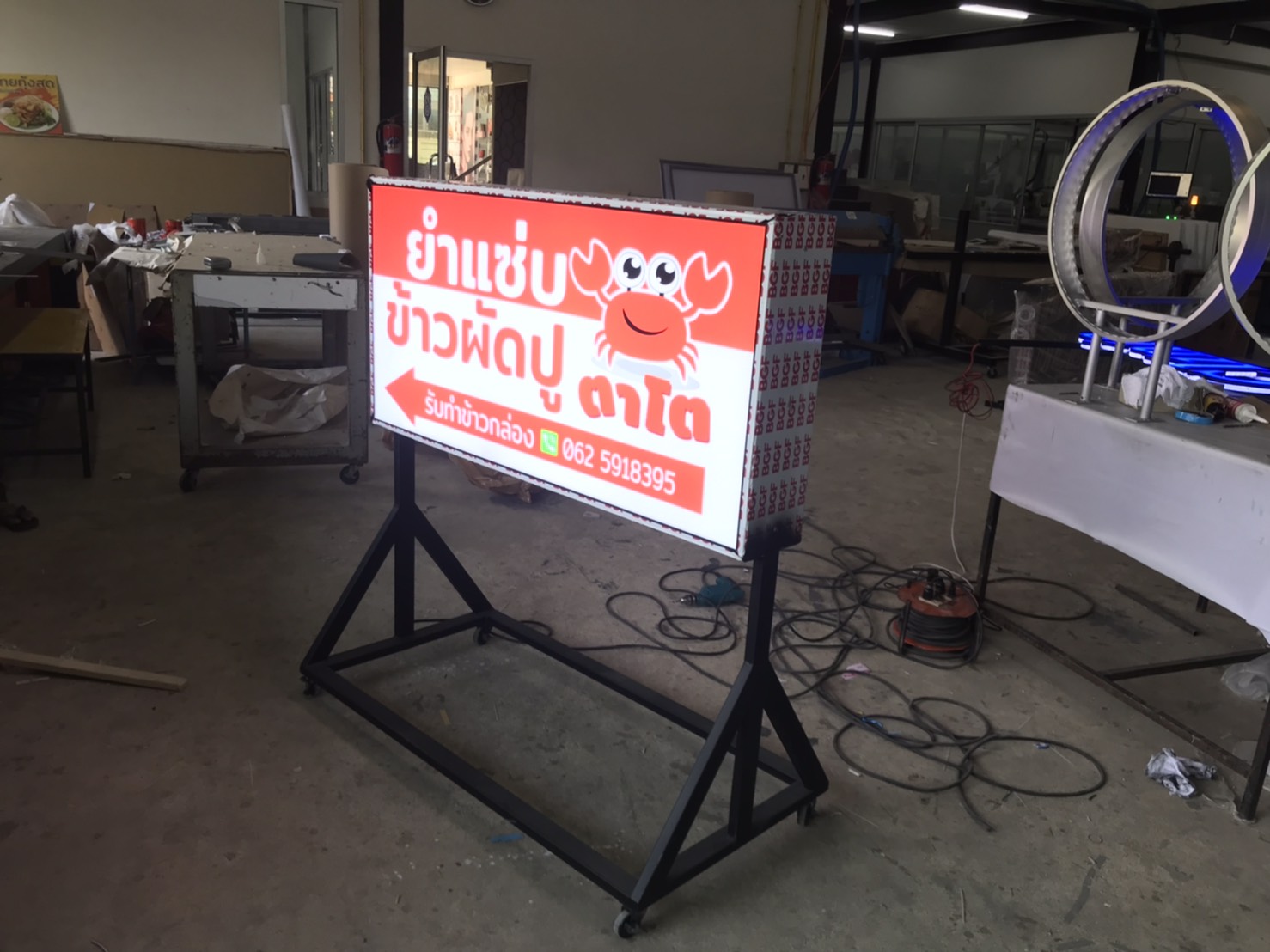งานป้ายไฟล้อเลื่อนอลูมิเนียมใส่ไฟแอลอีดี งานป้ายร้านอาหาร ป้ายไฟล้อเลื่อนยำแซ่บ ข้าวผัดปูตาโต