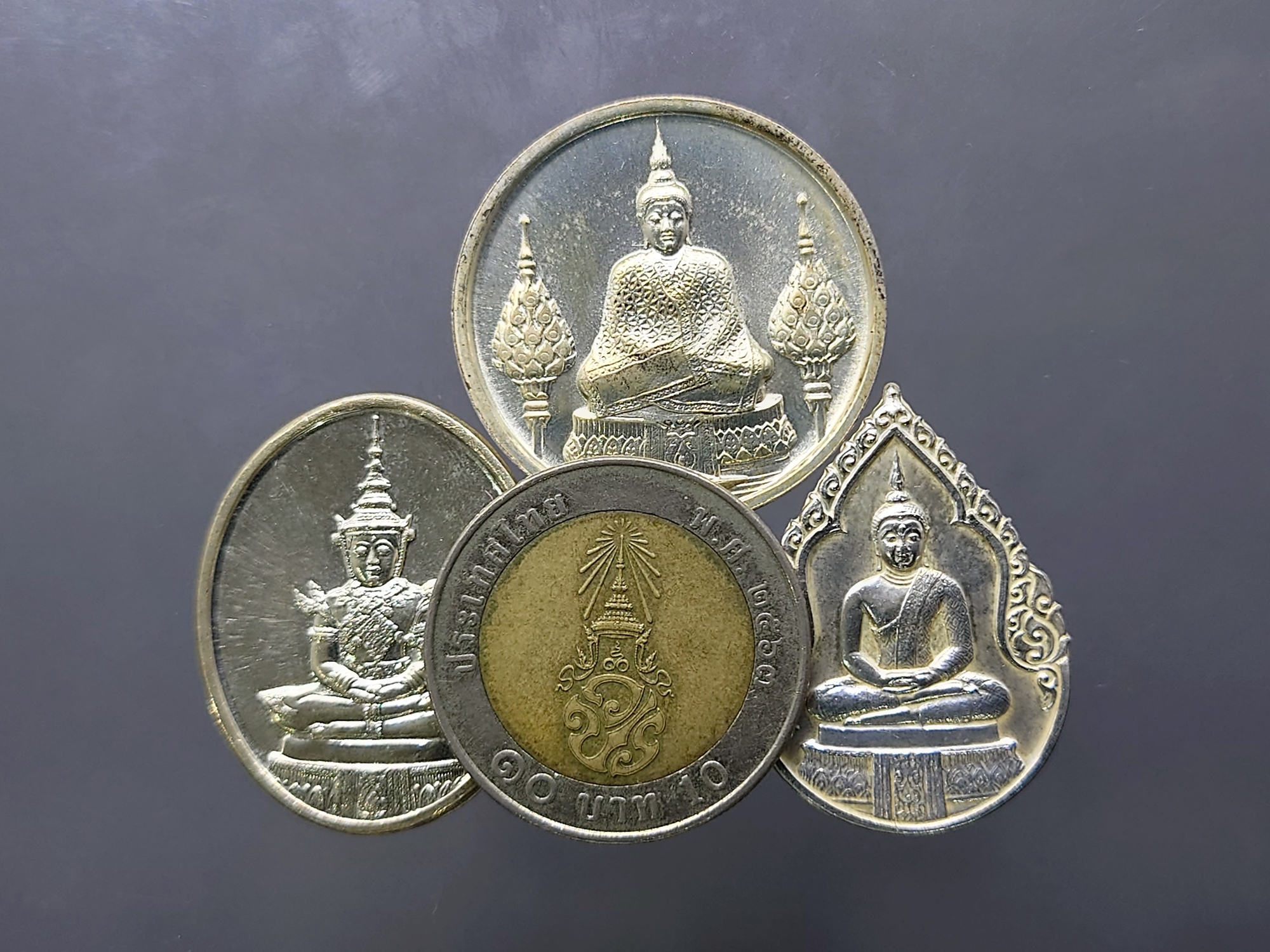 เหรียญพระแก้วมรกต ภปร รุ่นสอง ชุด 3 ฤดู เนื้อเงิน ฉลองกรุงรัตนโกสินทร์ 200 ปี พ.ศ.2525 พร้อมกล่องเดี่ยว สวยงาม