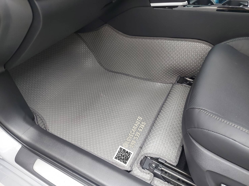 พรมปูพื้นรถยนต์ Toyota Camry 2025 กระดุมเล็กสีเทา