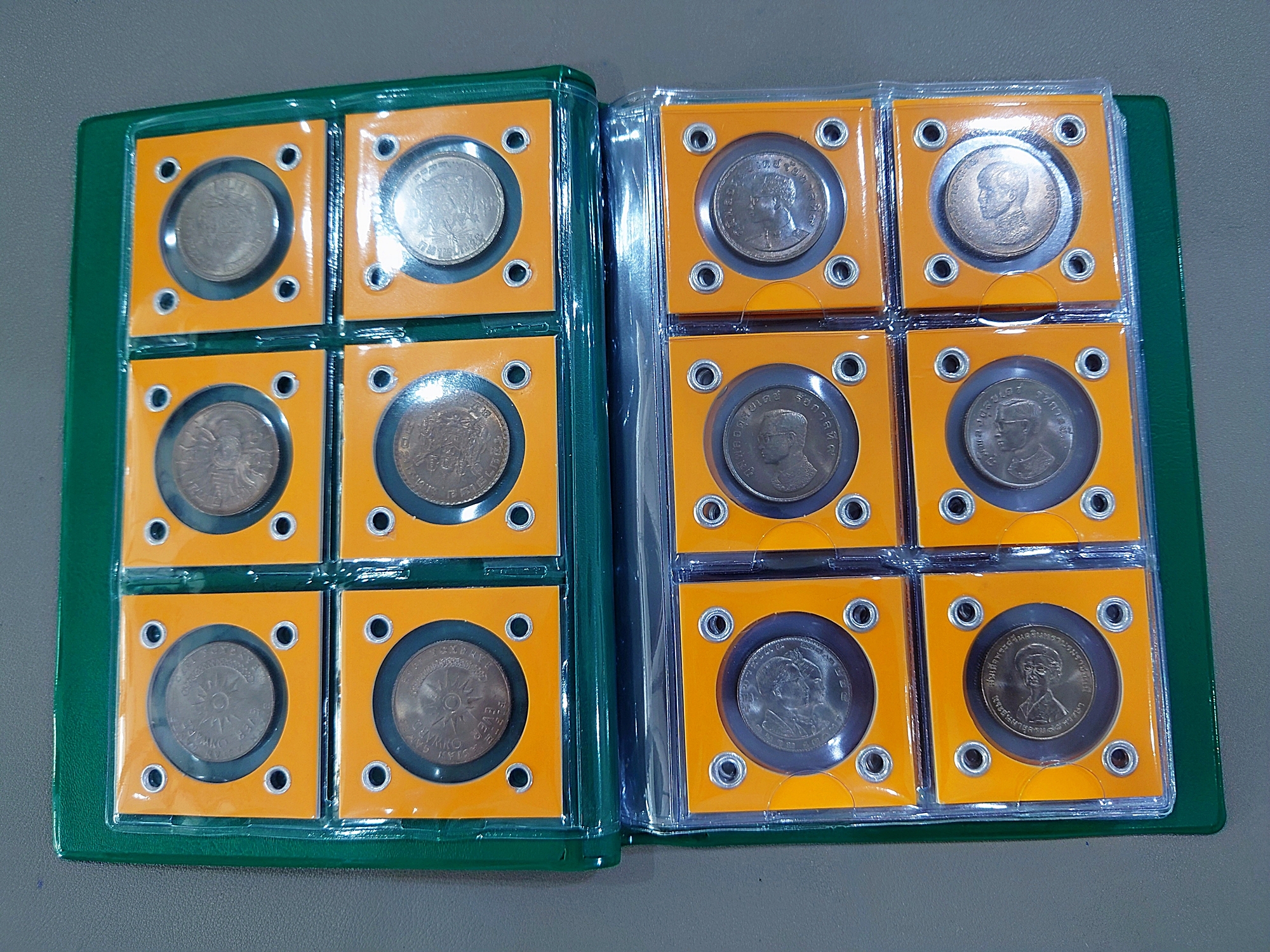 ชุดเหรียญ 1 บาท ครบชุด 23 วาระ เนื้อนิเกิล ไม่ผ่านใช้ บรรจุเม้าท์เจาะตาไก่ ใส่เล่มสะสม