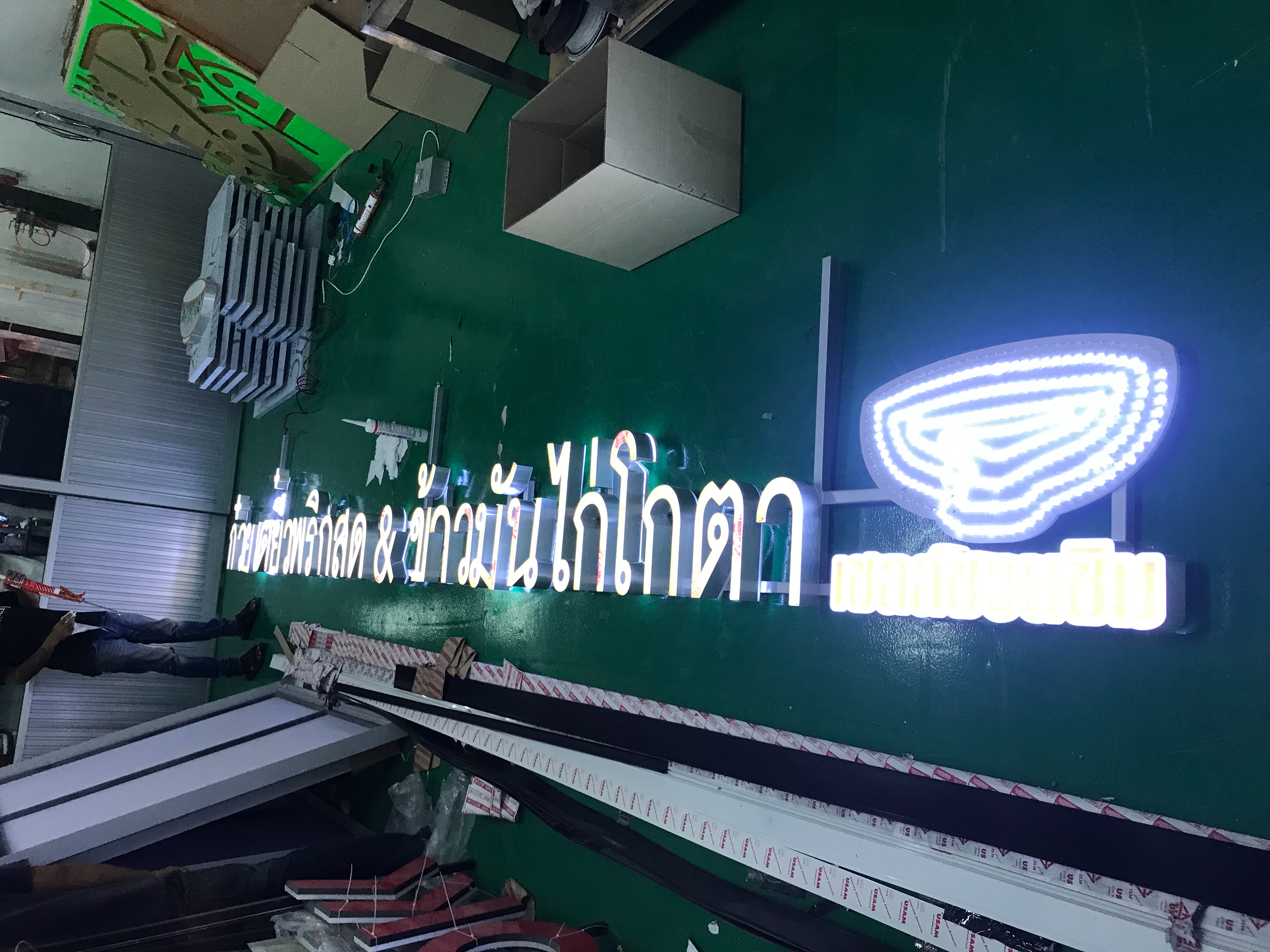 ป้ายไฟร้านอาหาร ป้ายตัวหนังสือไฟออกหน้าพร้อมโครงเหล็ก งานก๋วยเตี๋ยวพริกสด และ ข้าวมันไก่โกตา