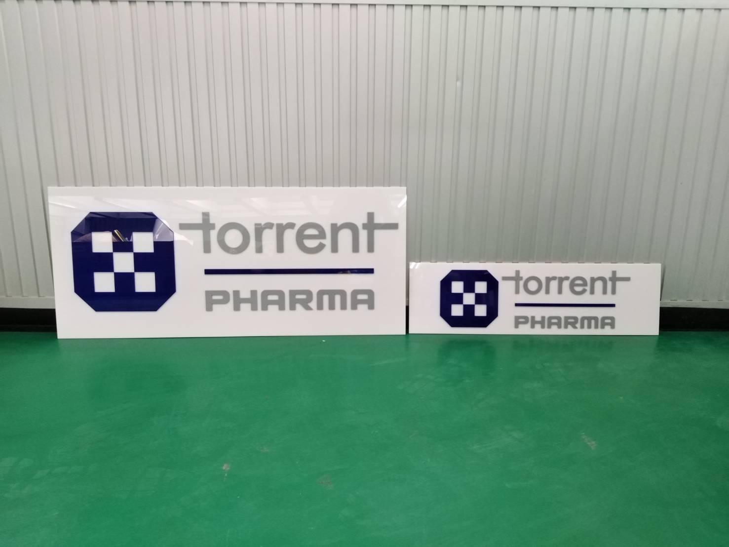 ป้ายร้านยา งานพิมพืลงบนแผ่นอะคริลิค ร้านTORRENT PHARMA