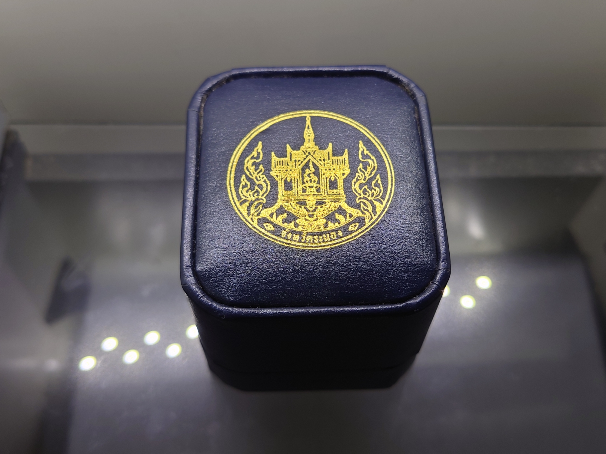 รูปหล่อลอยองค์ พระโพธิสัตว์กวนอิม ทรงประทับมังกร เนื้อเงิน พิมพ์ใหญ่ จ.ระนอง ปี2539 พร้อมกล่องเดิม นิยม หายาก