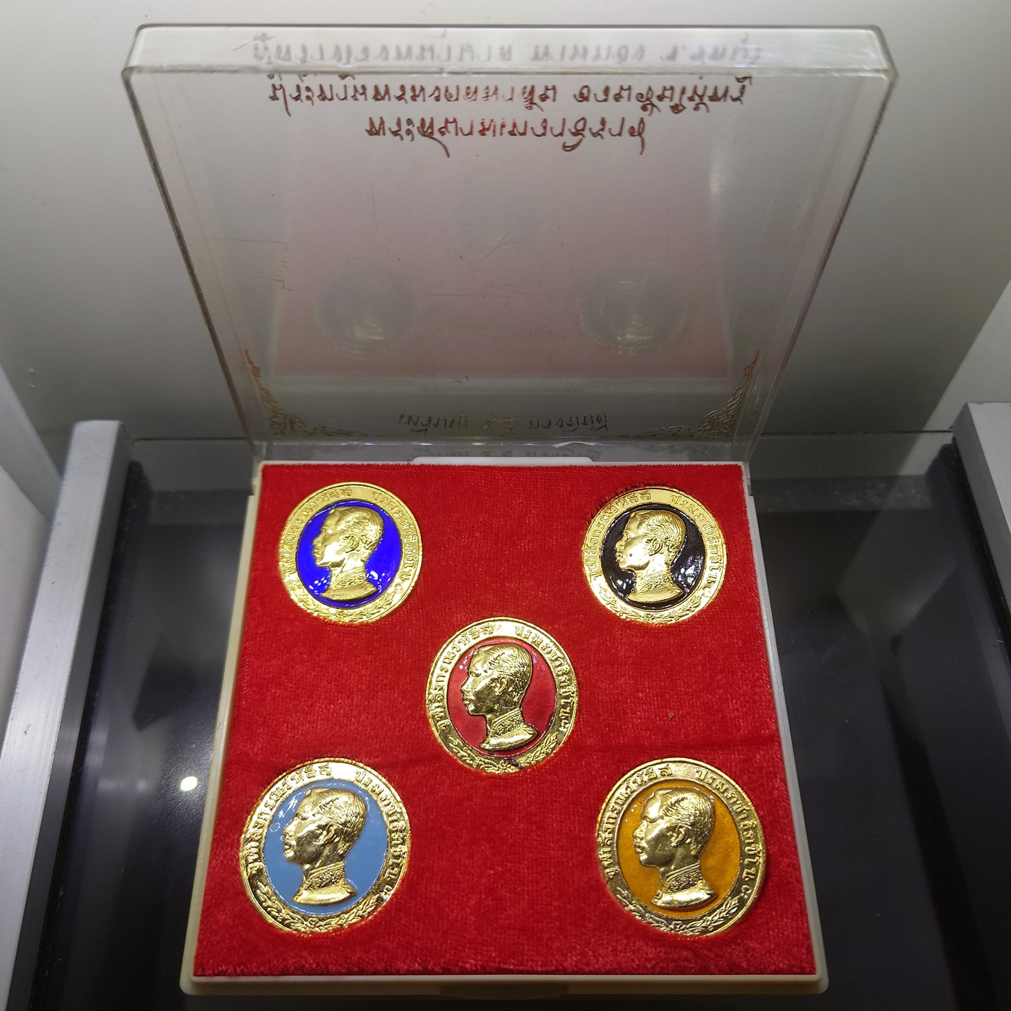 เหรียญรัชกาลที่5 ทรงยินดี เนื้อโลหะกาหลั่ยทองลงยา ที่ระลึกสร้างโรงพยาบาลพานทอง ปี2535 พร้อมกล่องเดิม