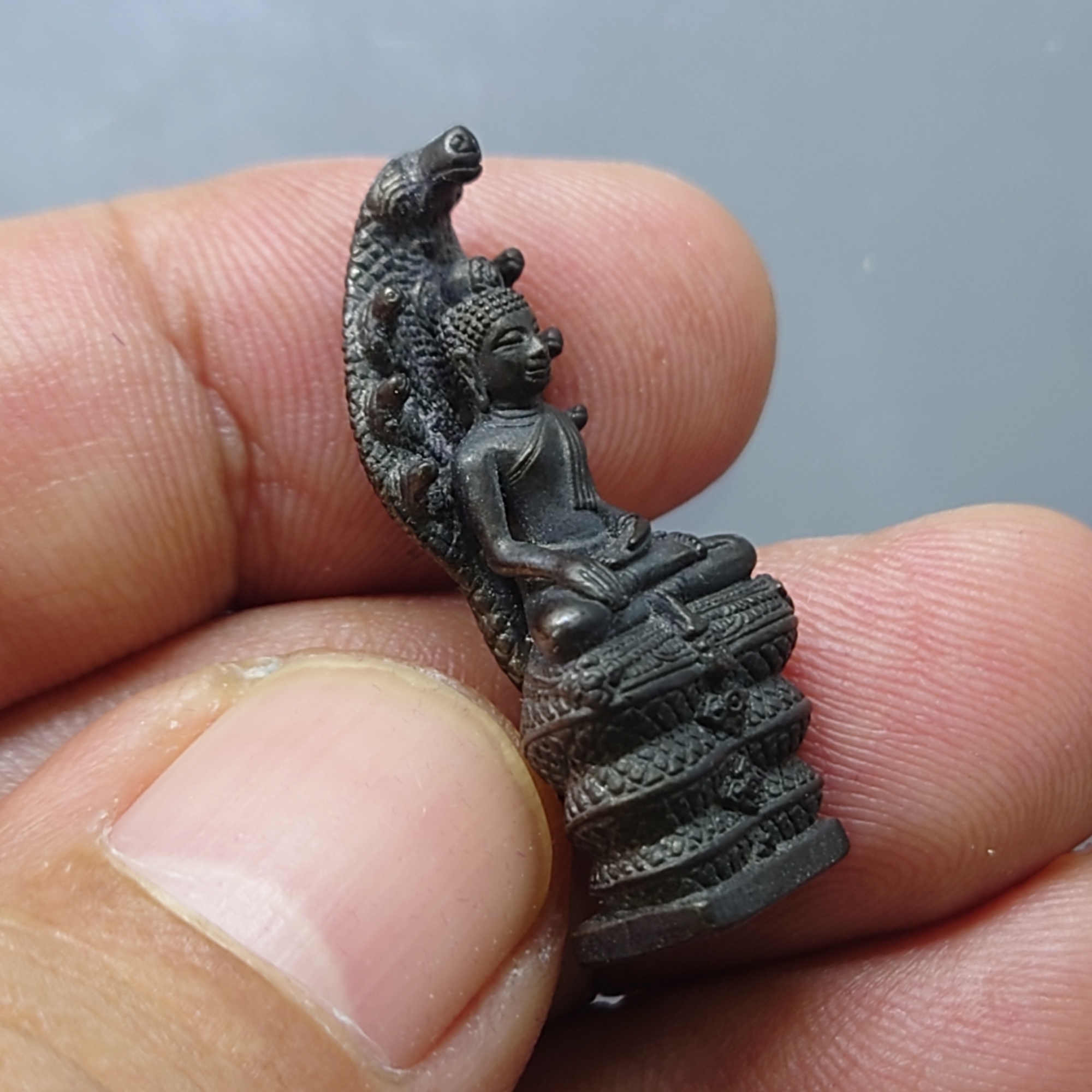 พระพุทธรูปนาคปรก ปางมารวิชัย ลอยองค์ เนื้อทองเหลืองรมดำ รุ่นเฉลิมพระเกียรติฯ 60 พรรษา สมเด็จพระเทพรัตนราชสุดาฯ พ.ศ.2558 พร้อมกล่องเดิม