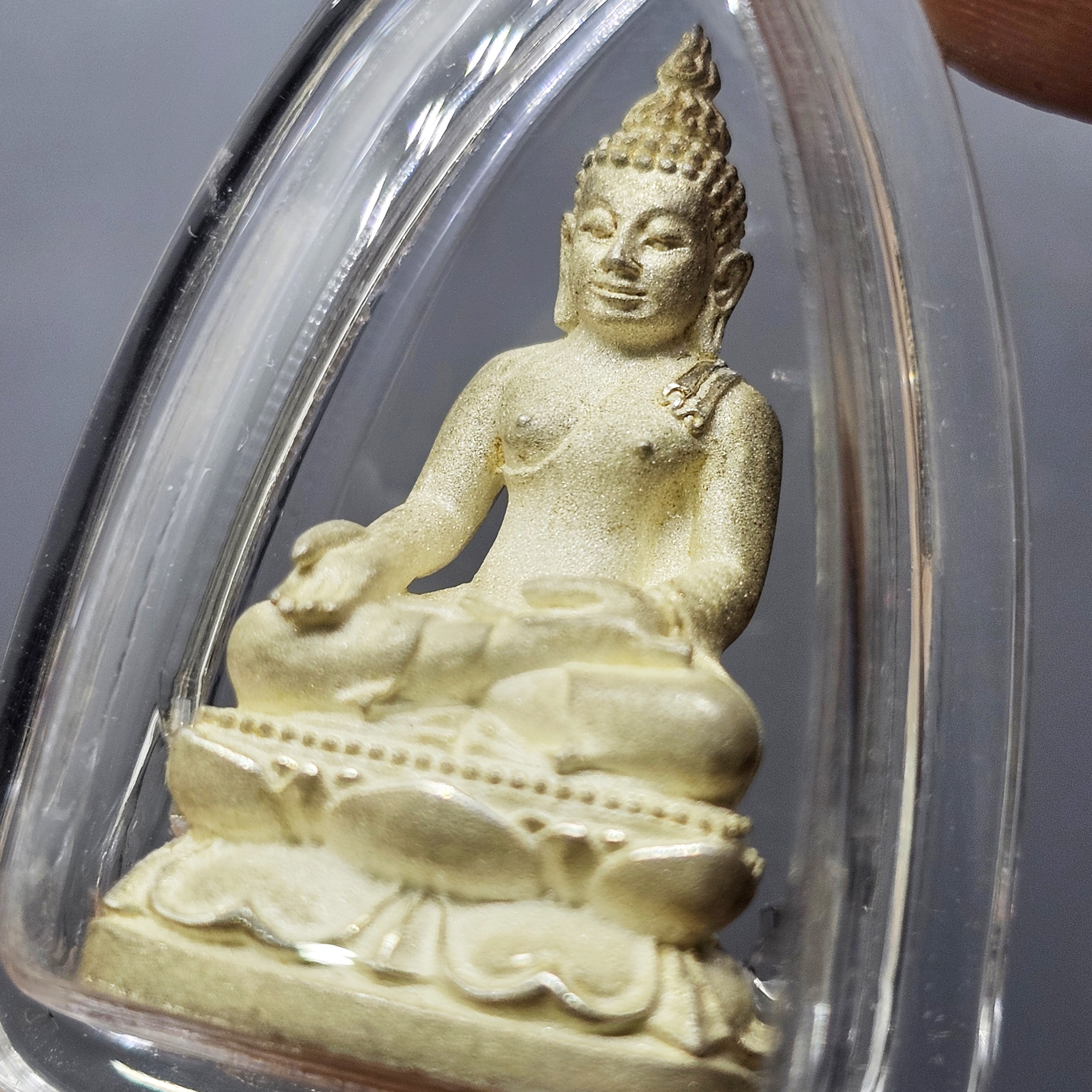 พระไพรีพินาศ เนื้อเงิน พิมพ์ใหญ่ 200 ปี พระจอมเกล้าฯ โครงการบูรณะฯ โบราณสถาน วัดมกุฏกษัตริยาราม ปี2547 พร้อมกล่อง เลี่ยมกรอบเก็บผิว สวยๆ