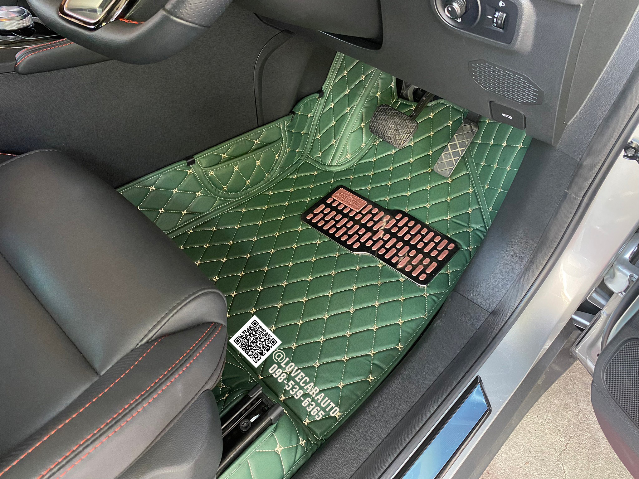 พรมปูพื้นรถยนต์6D Mg ZS EV 2023 สีเขียวด้ายทอง เต็มคัน