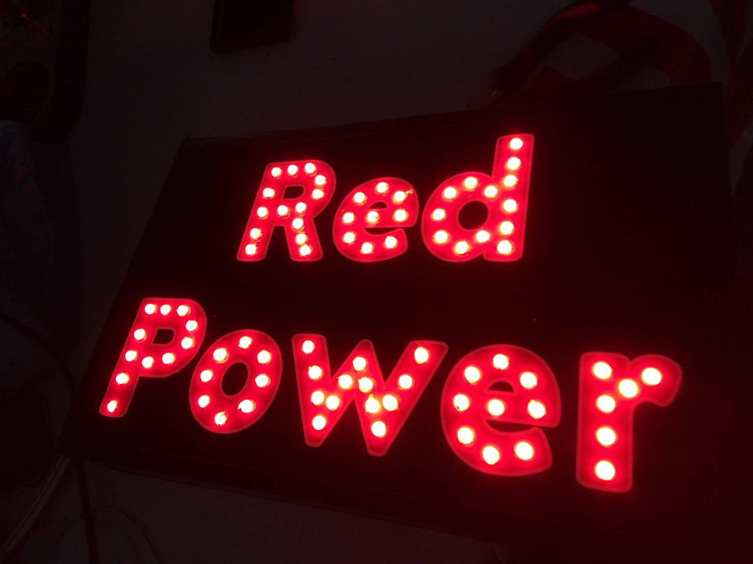 ป้ายไฟเชียร์สีแดง งานRed Power