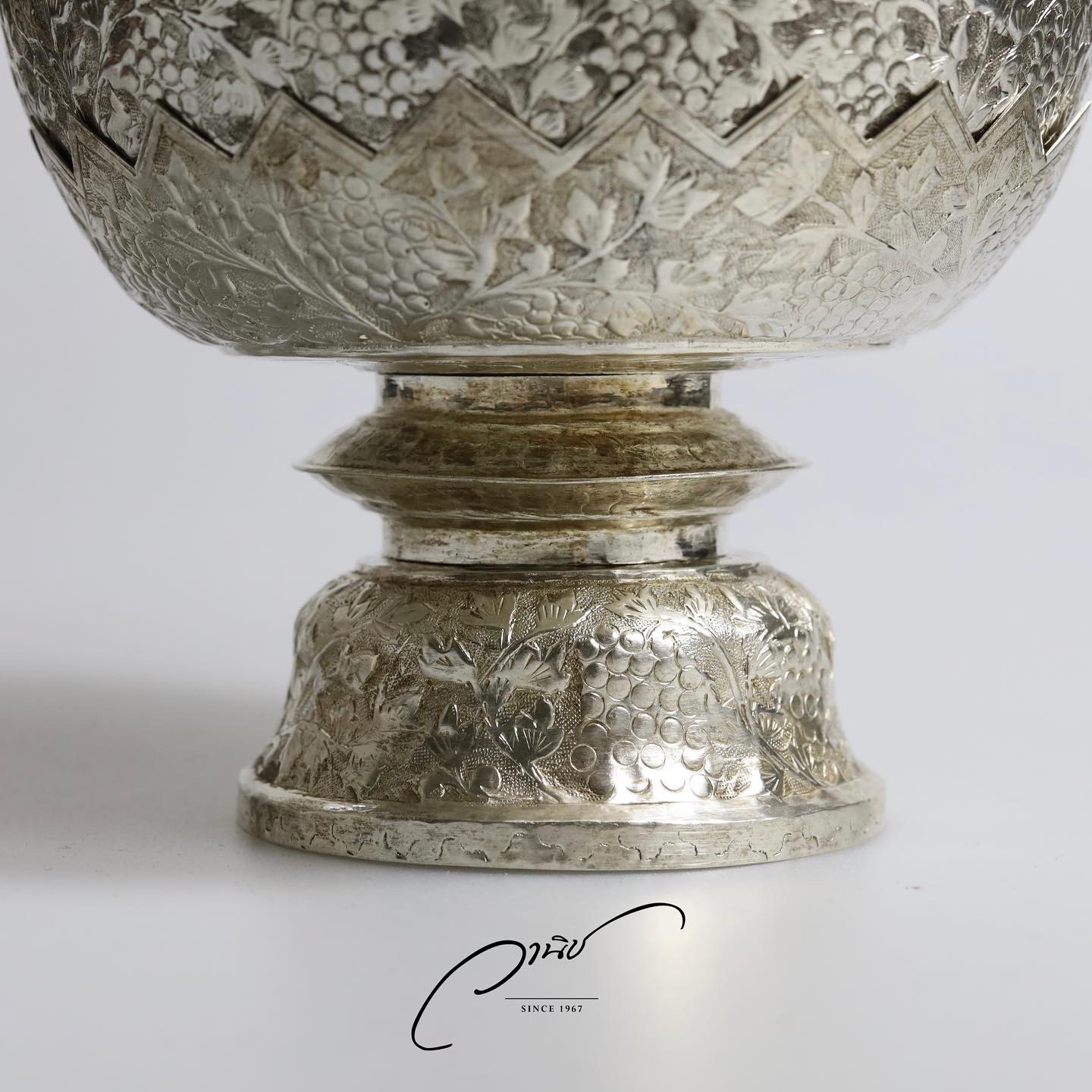 ชุดขันเงินและพานเงินรุ่นเก่า แกะลายต้นไม้และผลไม้