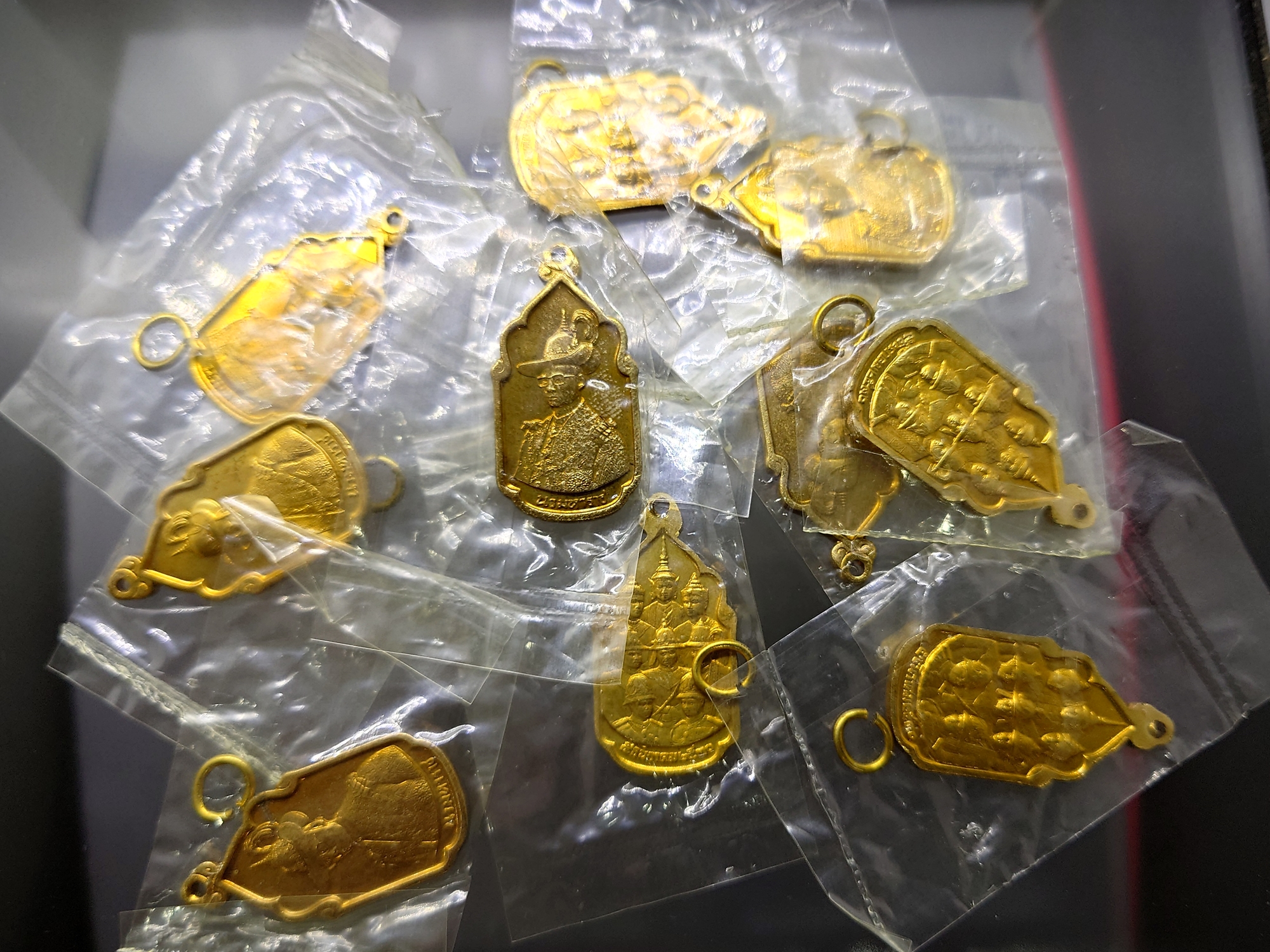 เหรียญนวมหาราช เนื้อทองเหลือง ปี 2530 ไม่ผ่านใช้ ซีลเดิม