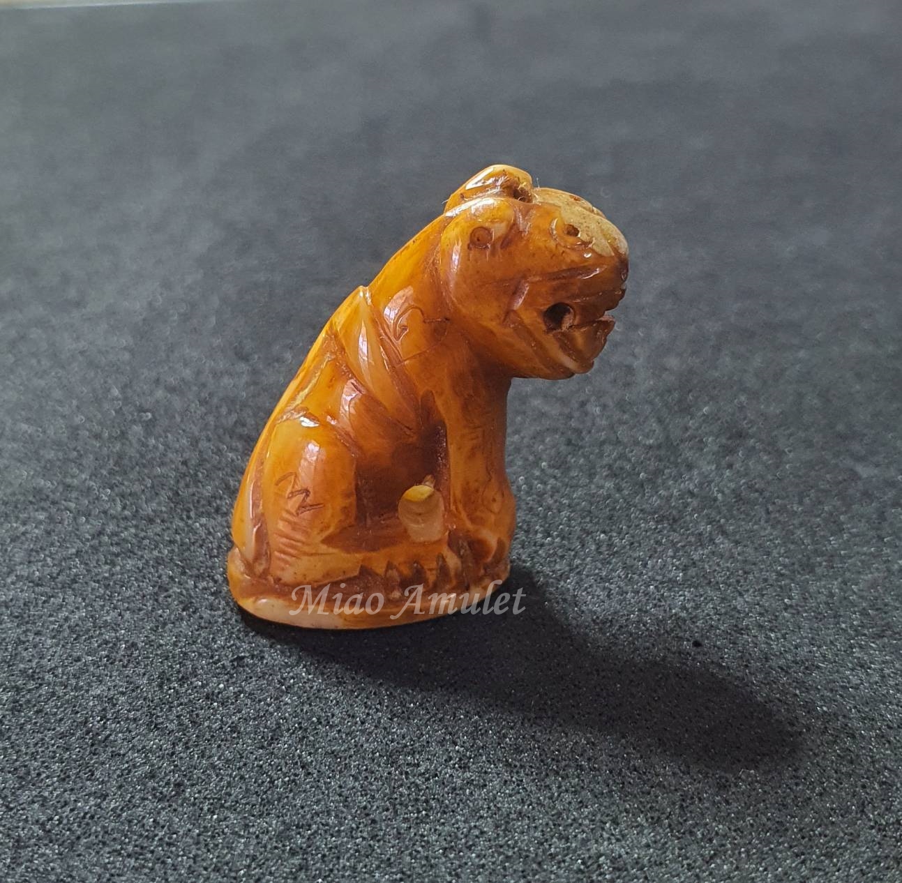 เขี้ยวเสือแกะหลวงพ่อสาย ขนาด 2.5 cm. 老虎的獠牙 虎牙 [ 师傅 : Luang Phor Sai ] (龙婆灑) Wat Bang Hia