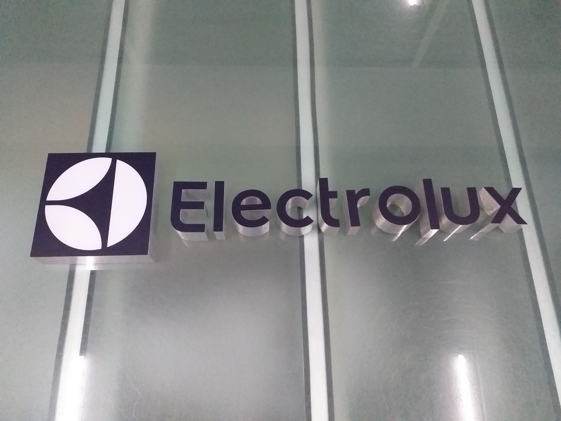 งานพิมพ์สติกเกอร์ลงบนตัวหนังสือออกไฟ งานElectrolux
