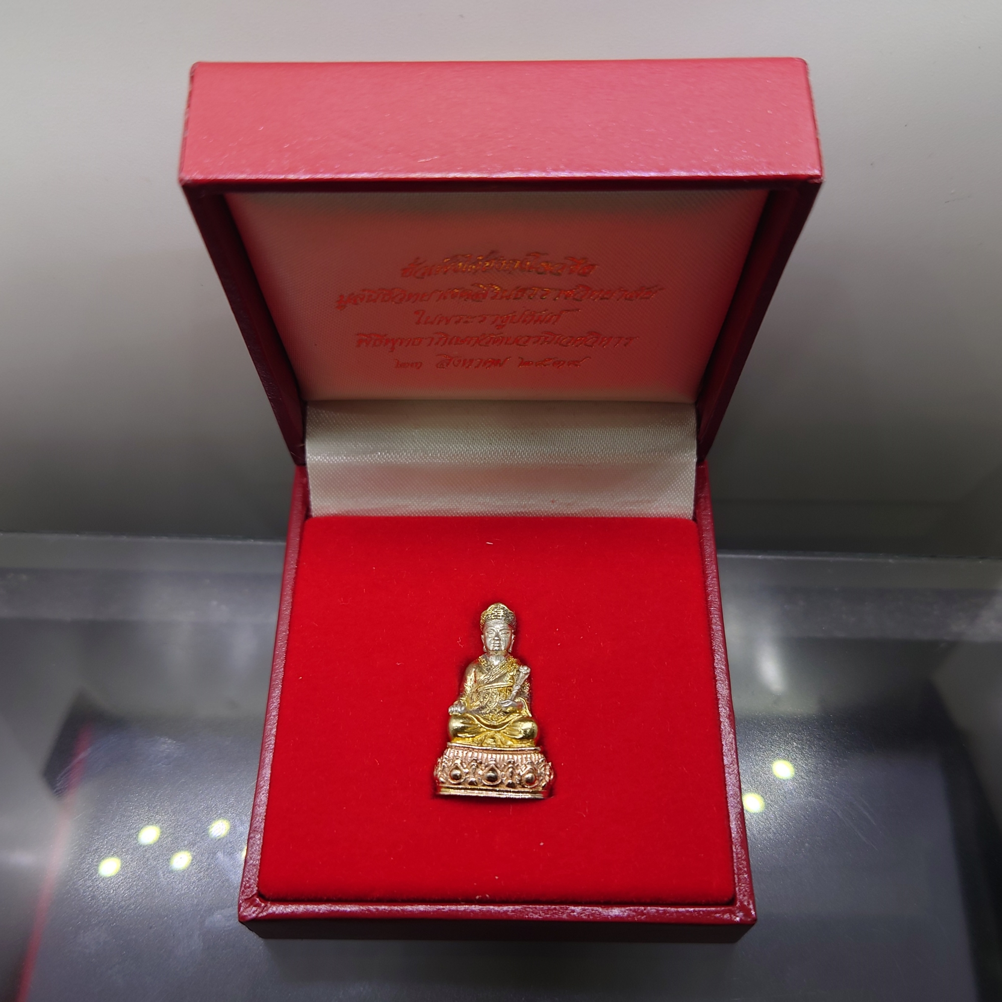 พระรูปเหมือนไต้ฮงกงโจวซือ เนื้อเงินสามกษัตริย์ จัดสร้างโดยมูลนิธิวิทยาเขตสิรินธรราชวิทยาลัย ในพระราชูปถัมภ์ พิธีวัดบวรนิเวศวิหาร ปี2539 พร้อมกล่องเดิม