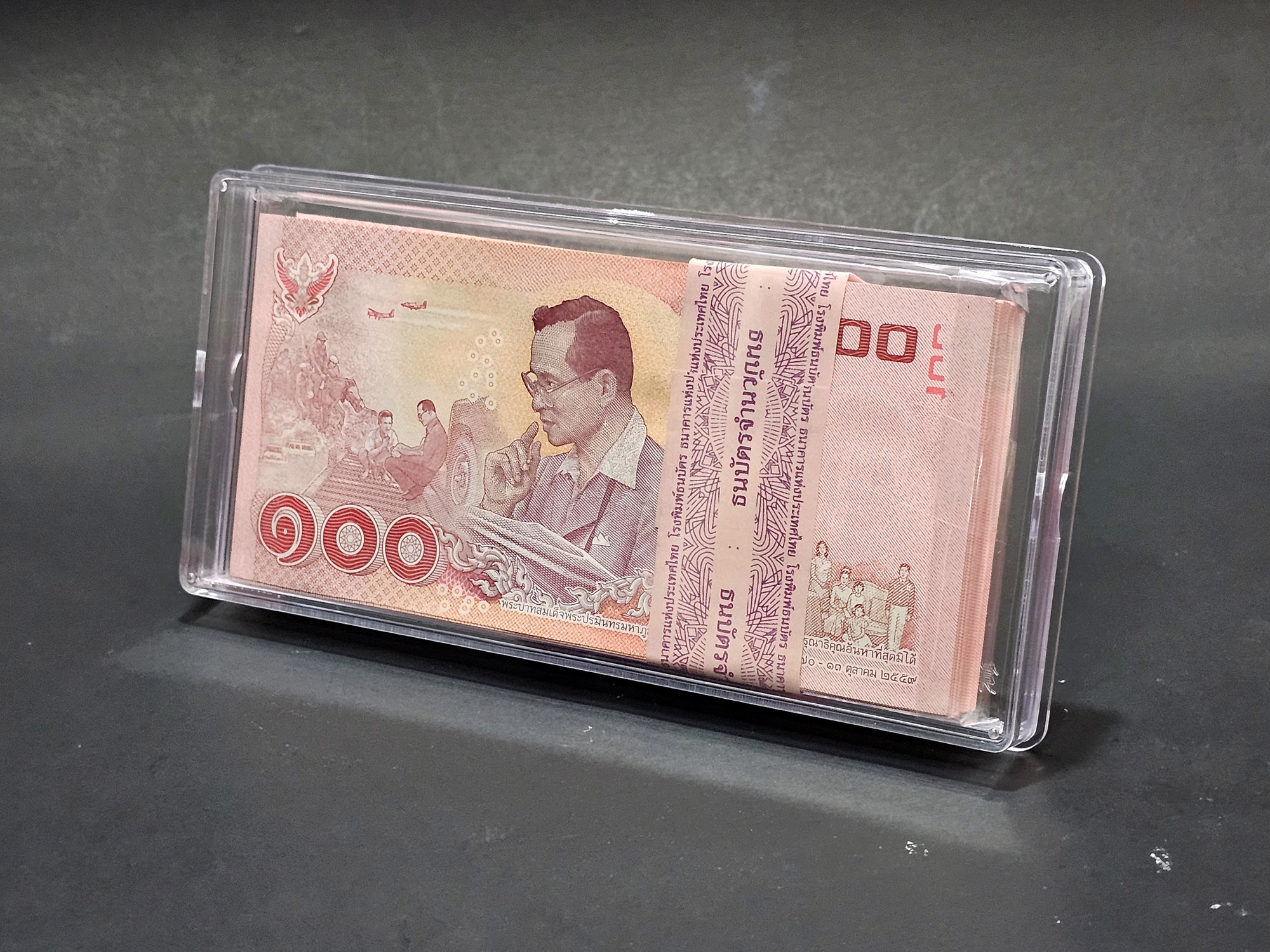 ธนบัตรยกแหนบ 100 ใบ เรียงเลข ธนบัตร 100 บาท แบบ 16.5 ไม่ผ่านใช้งาน UNC พร้อมบรรจุตลับ (มีเลขสวย เลขกระจก)