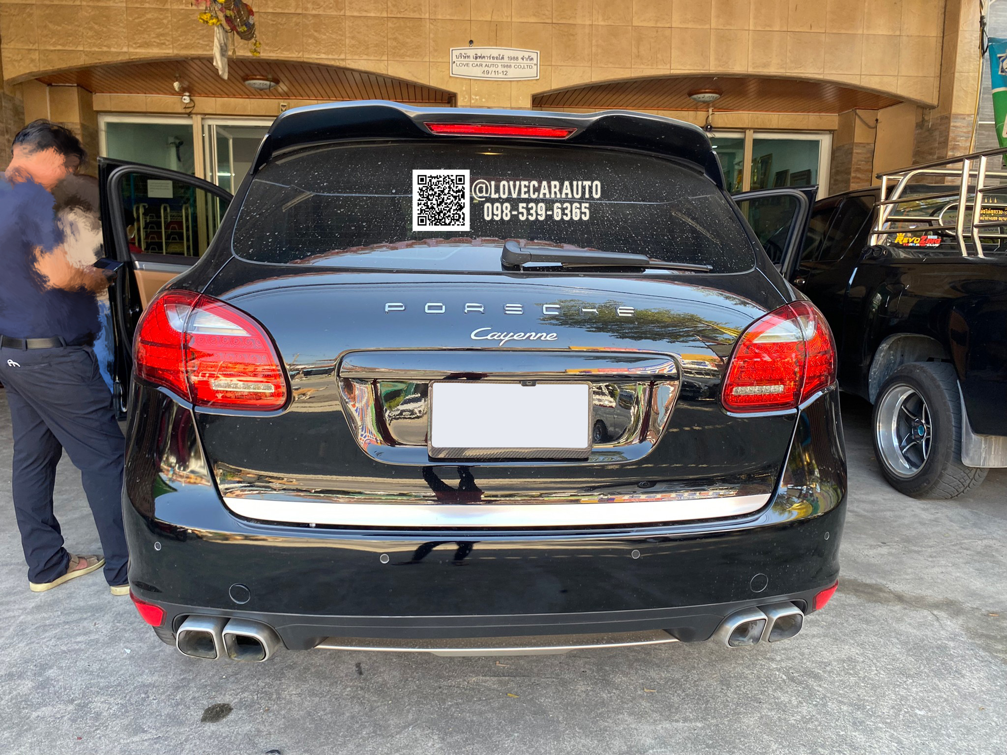 พรมปูพื้นรถยนต์ 7D Porsche Cayenne 2012 สีน้ำตาลเข้ม +ไวนิลแดง