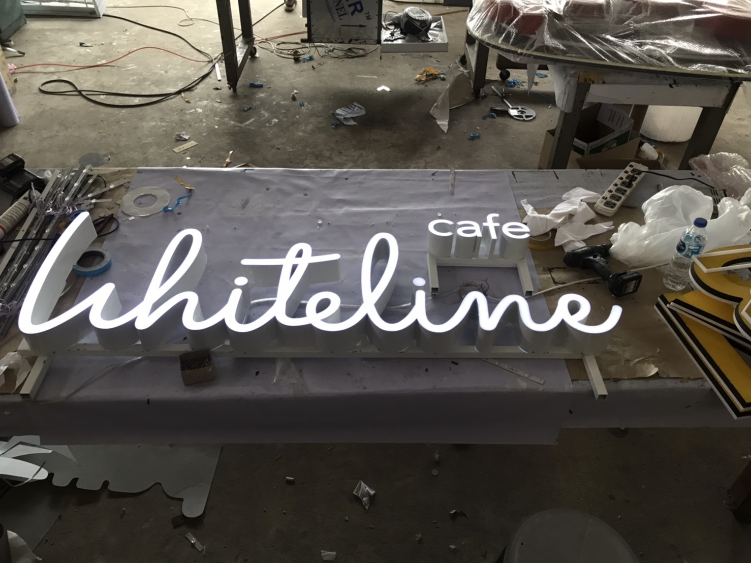 ป้ายตัวหนังสืออลูมิเนียมไฟออกหน้าแอลอีดี งานWhiteline cafe