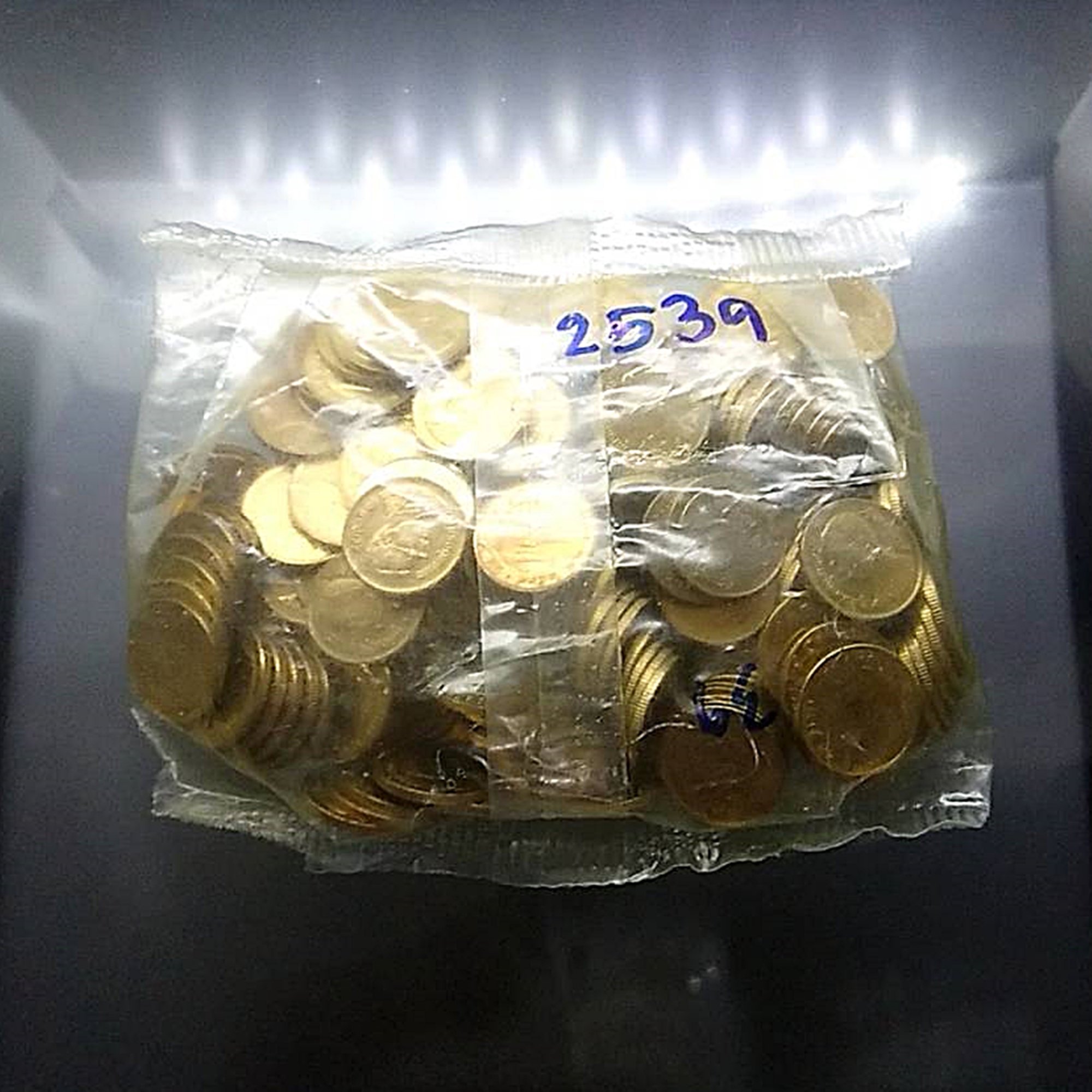 เหรียญยกถุง (ถุงเปิด 200 เหรียญ) เหรียญหมุนเวียน 25 สตางค์ อลูมิเนียมบรอนซ์ ปี พ.ศ.2539 ไม่ผ่านใช้