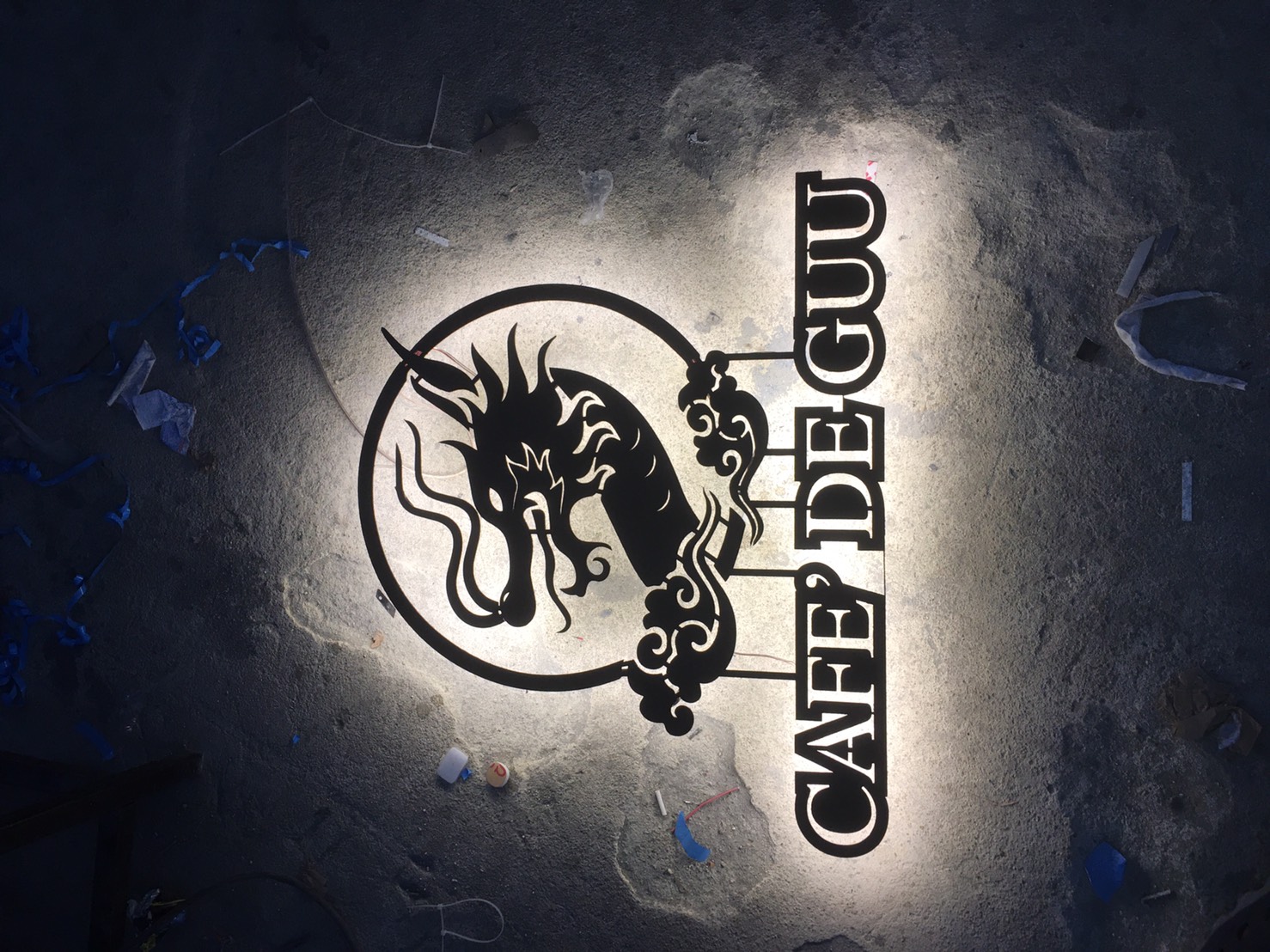 ป้ายไฟออกหลัง เลเซอร์เหล็กเป็นลายมังกร งาน CAFE DE GUU กูชาชัก