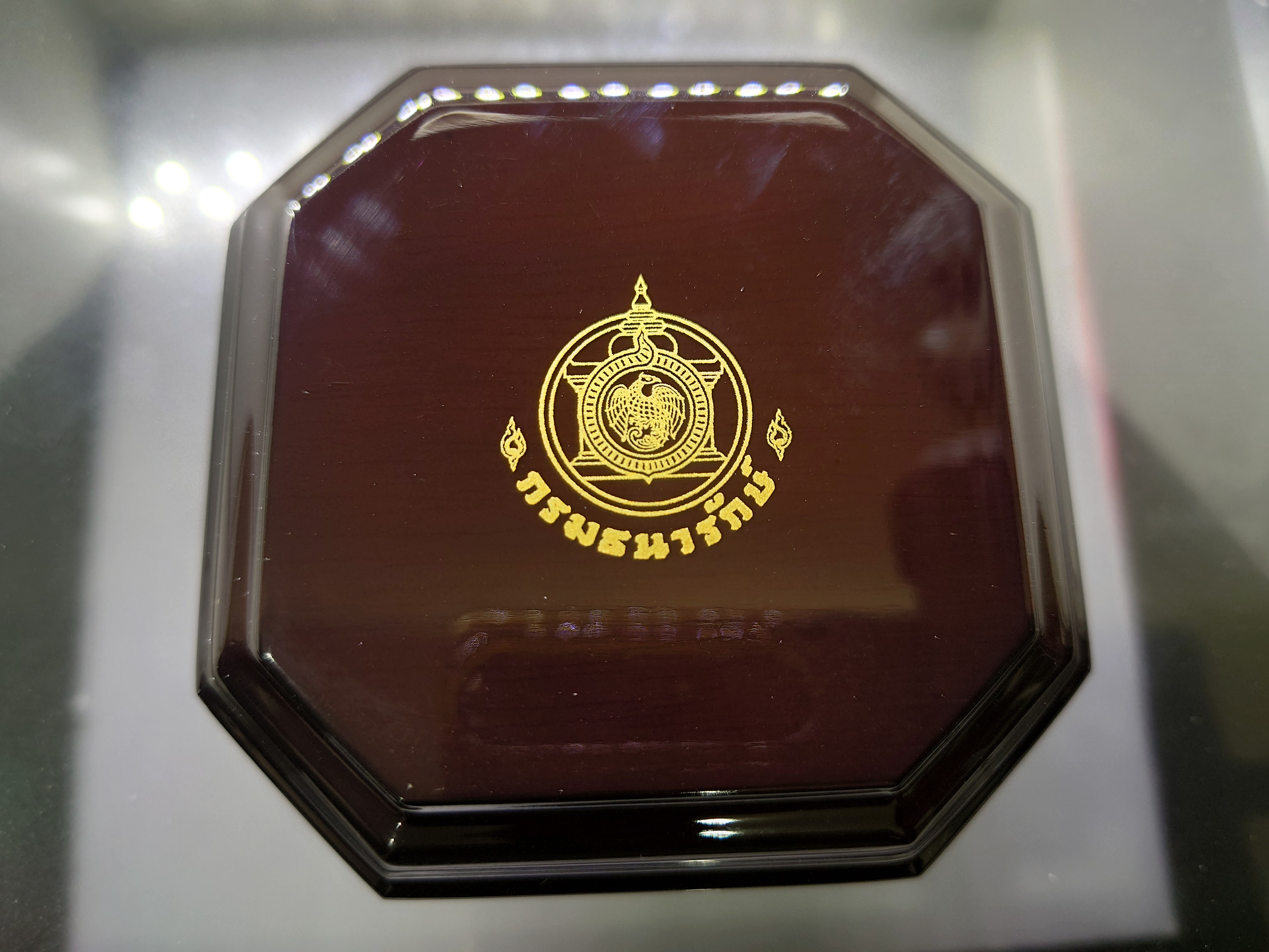 เหรียญทองคำ (ทอง 99 % หนัก 1 บาท) ที่ระลึก 60 ปี บรมราชาภิเษก ทองคำพ่นทราย พ.ศ.2553 พร้อมกล่องไม้ ใบเซอร์ อุปกรณ์ครบ