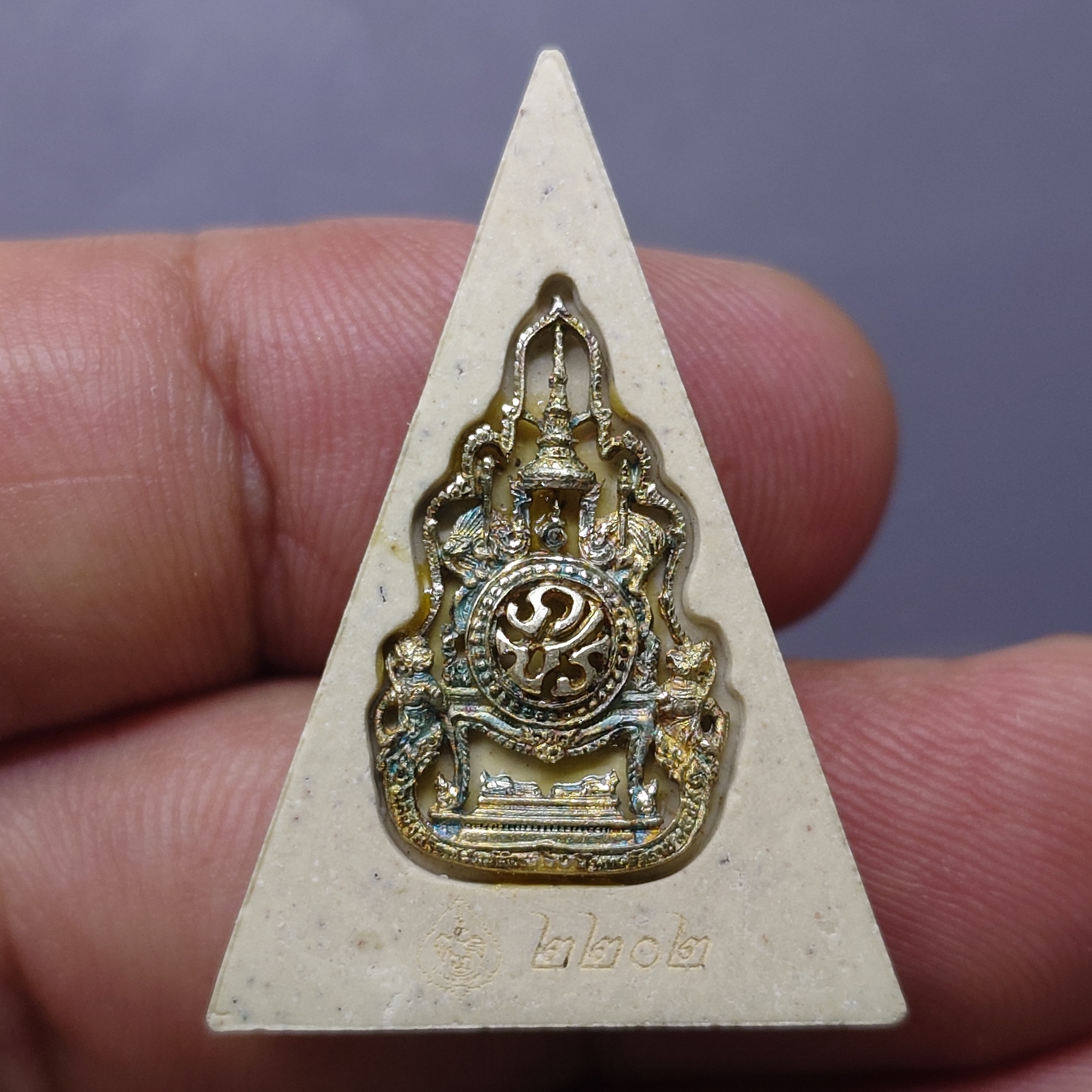 พระผงบูชา พระแก้วมรกต หน้าปิดทอง หลังตราสัญลักษณ์เนื้อเงิน ฉลองสิริราชสมบัติ ครบ 60 ปี ในหลวง รัชกาลที่9 พ.ศ.2550