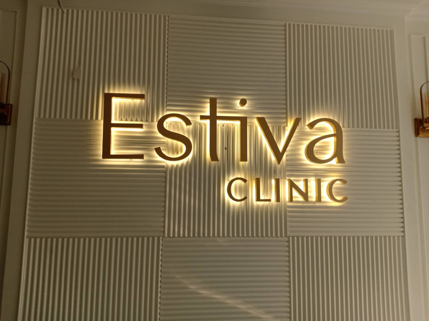 ป้ายไฟแอลอีดี อักษรโลหะซิ้งค์ไฟออกหลัง งานESTIVA CLINIC