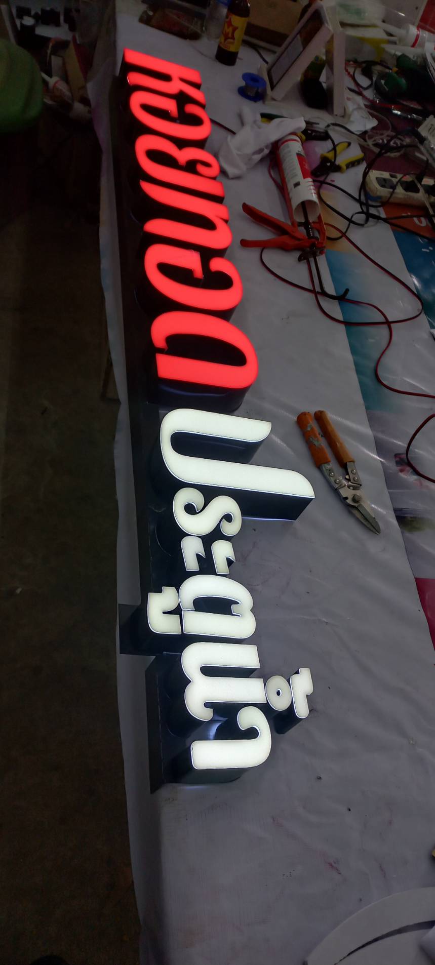 ป้ายตัวอักษรไฟออกหน้า ร้านหอยทอด ประตุน้ำ