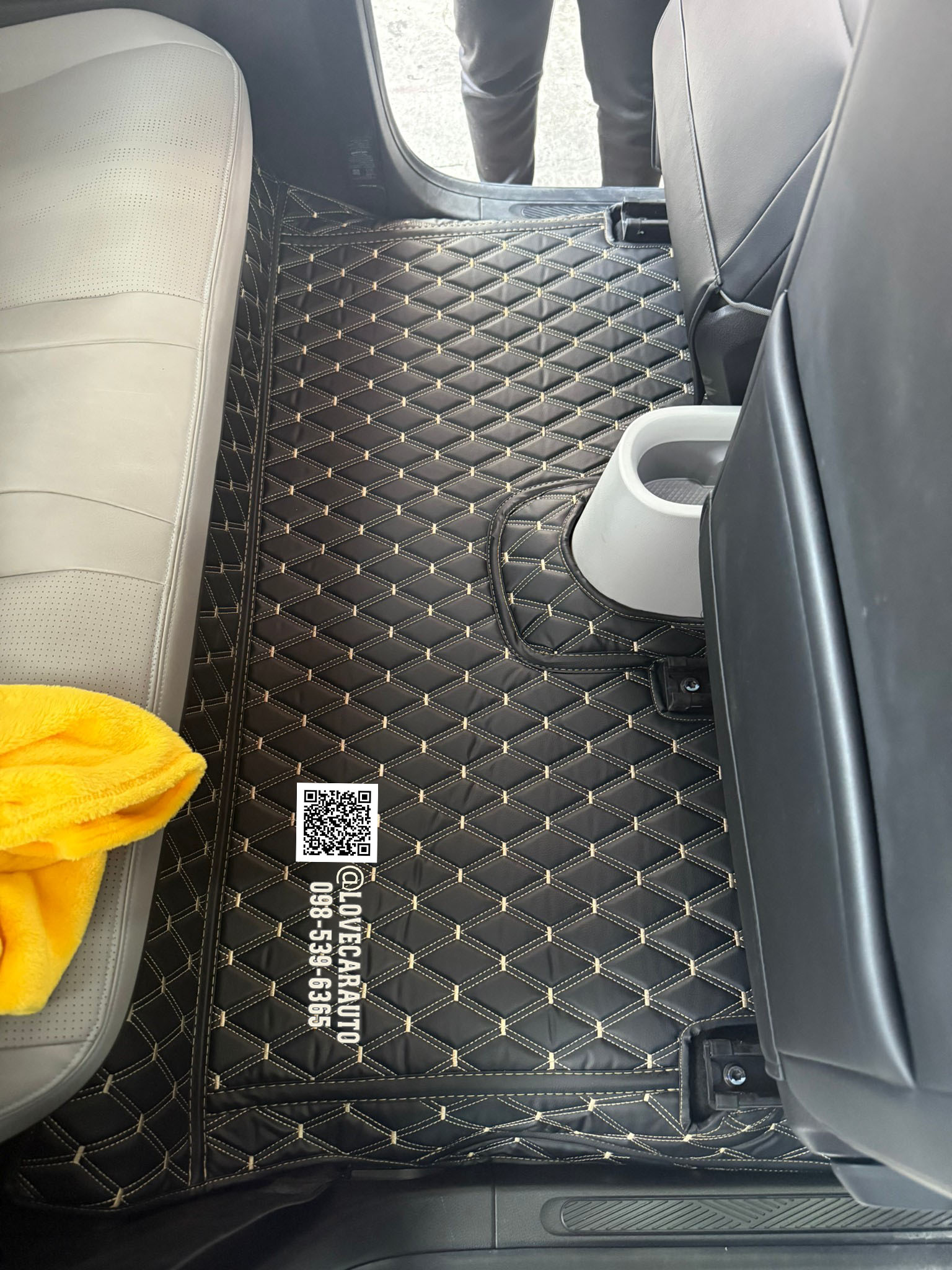 พรมปูพื้นรถยนต์ 6D wuling air ev สีดำด้ายทองด้ายคู่