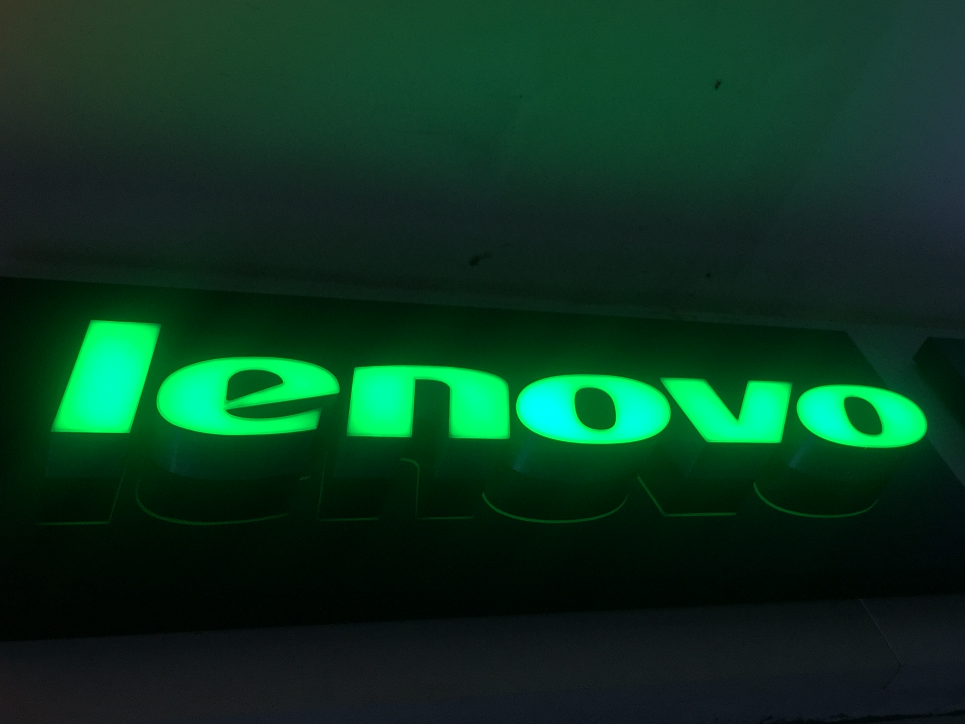 ป้ายไฟตัวอักษรออกหน้าLEDไฟสีเขียว งานLENOVO
