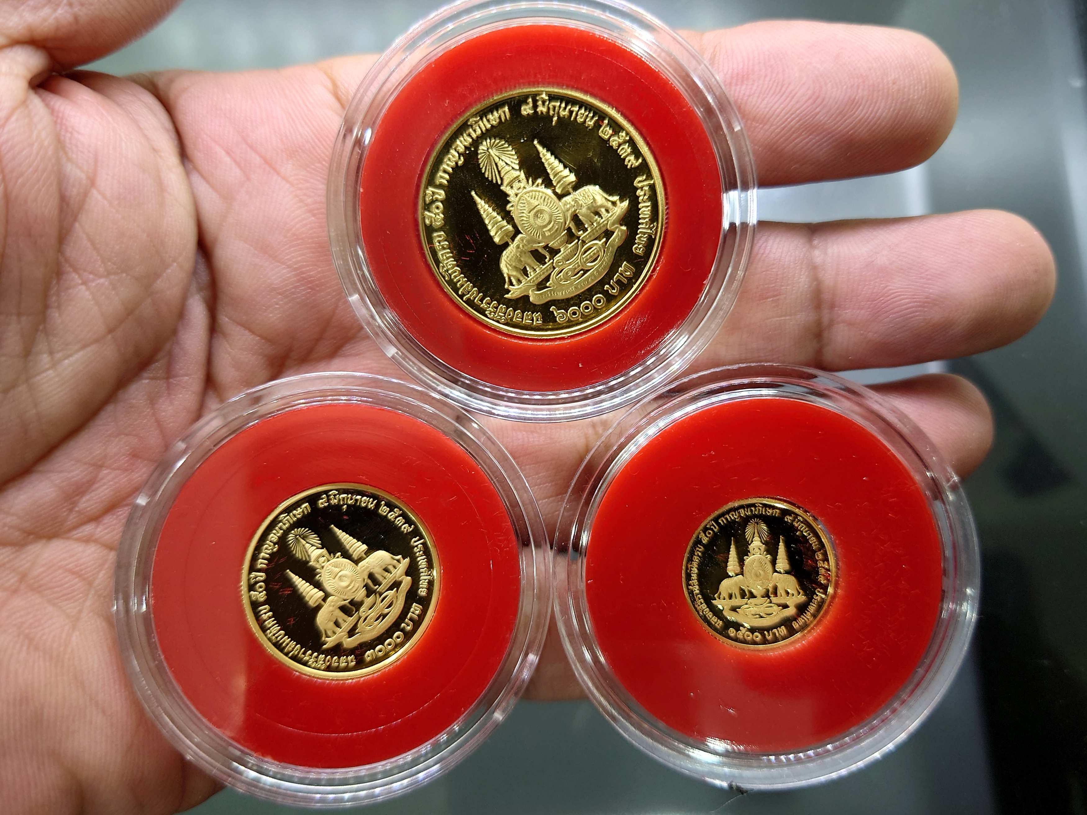 เหรียญทองขัดเงา ครบชุด (น้ำหนักรวม 7 สลึง) ที่ระลึก กาญจนาภิเษก (หน้าเหรียญ1500-3000-6000บาท) พ.ศ.2539 พร้อมกล่องหนังเดิมๆ