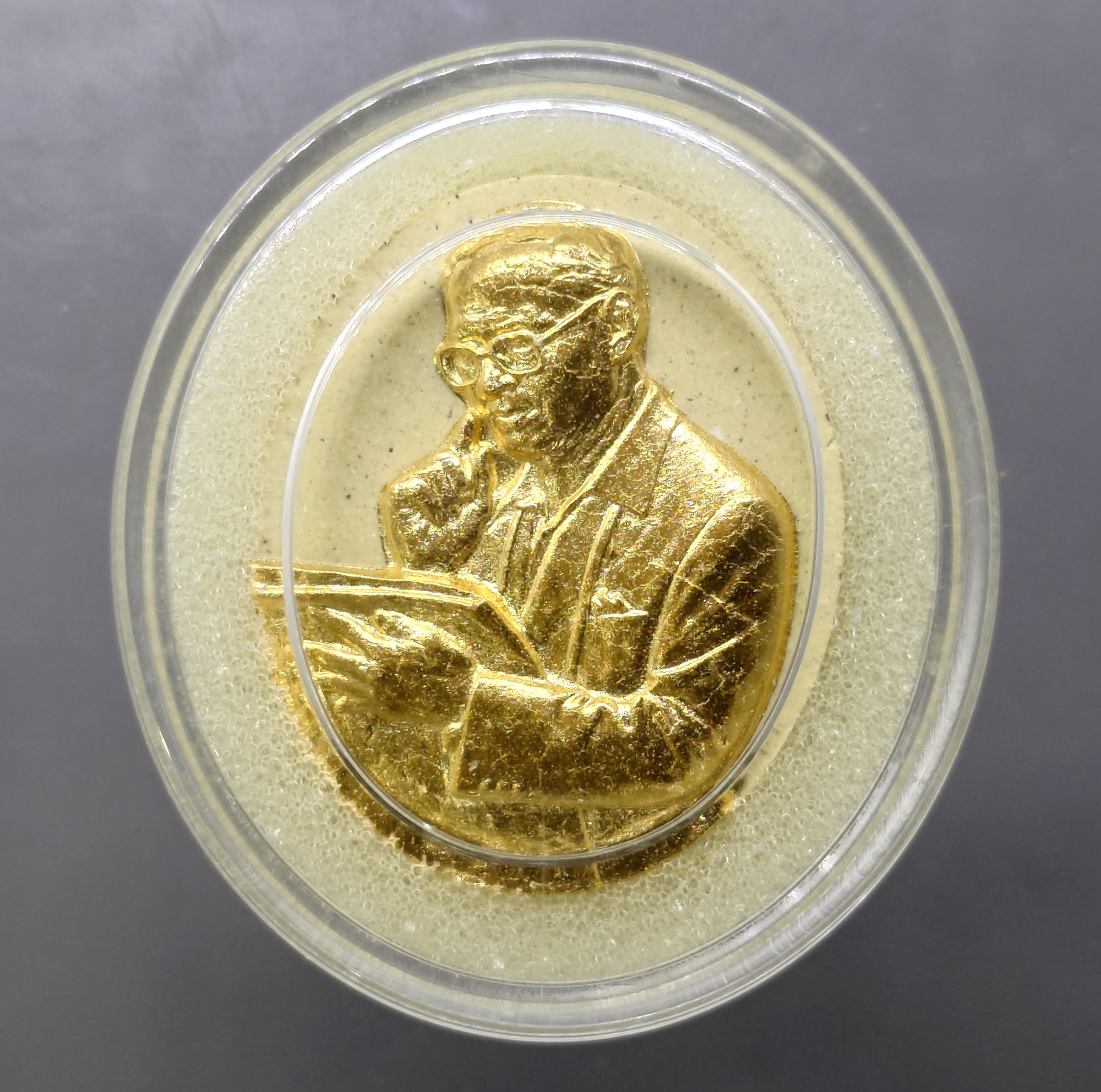 เหรียญรูปหล่อพระบาทสมเด็จพระเจ้าอยู่หัว เนื้อผง หน้าปิดทอง หลัง ภ.ป.ร. ปิดทอง โครงการ "เพราะแผ่นดินนี้ คือ แผ่นดินเกิด" ปี2551 ตลับเดิม