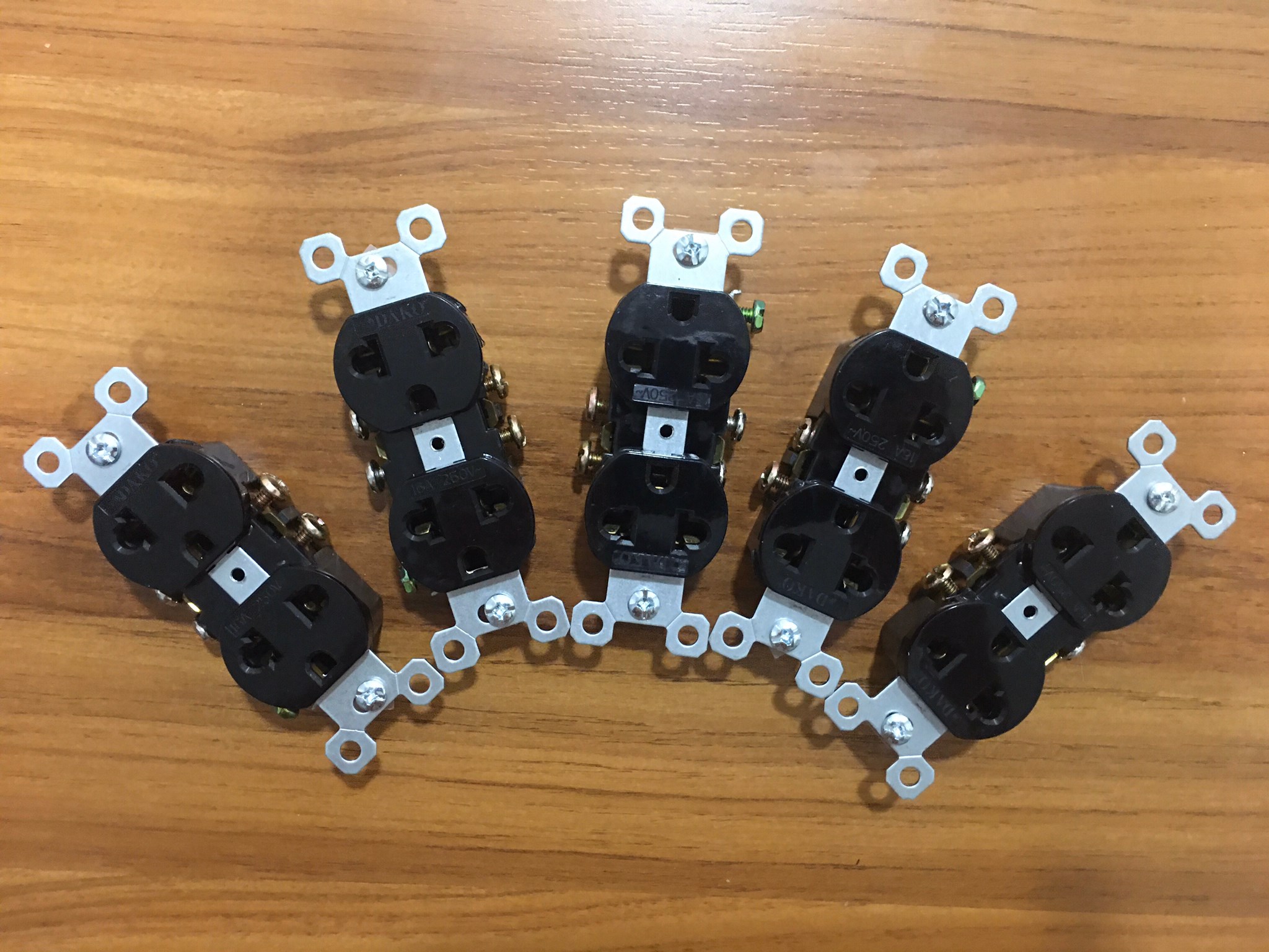 "DAKO PLUG" 270TB ปลั๊กตัวเมียช่องคู่เเบบฝัง สีดำ