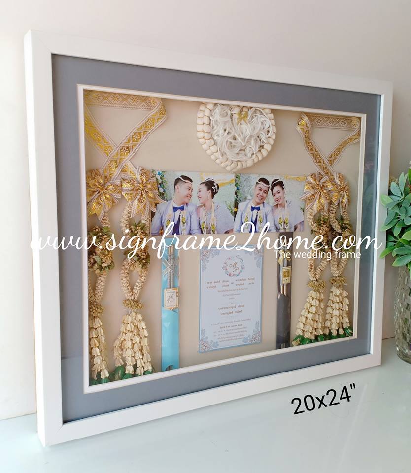 กรอบรูปทรงลึกงานแต่ง ลายไม้ขาวเรียบ ขนาด 20x24" ปูพื้นสีครีมอ่อน พร้อมเสริมโฟโต้เม้า สีเทา ขาว