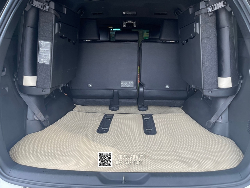 พรมปูพื้นรถยนต์ Toyota Fortuner 2023 กระดุมเล็กสีครีมขอบดำ