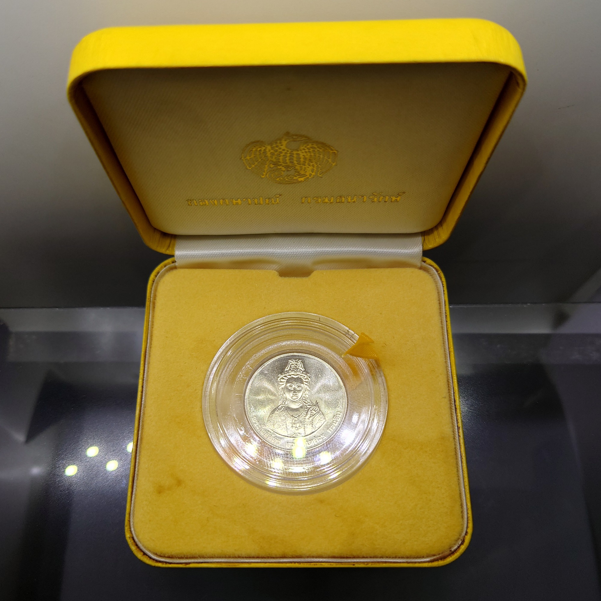 พระมหาโพธิสัตว์อวโลกิเตศวร กวนอิม หลังมังกรคู่ รุ่นมั่งมีศรีสุข เนื้อเงิน หลวงพ่อเปิ่น วัดบางพระ ปี2537 พร้อมกล่องเดิม